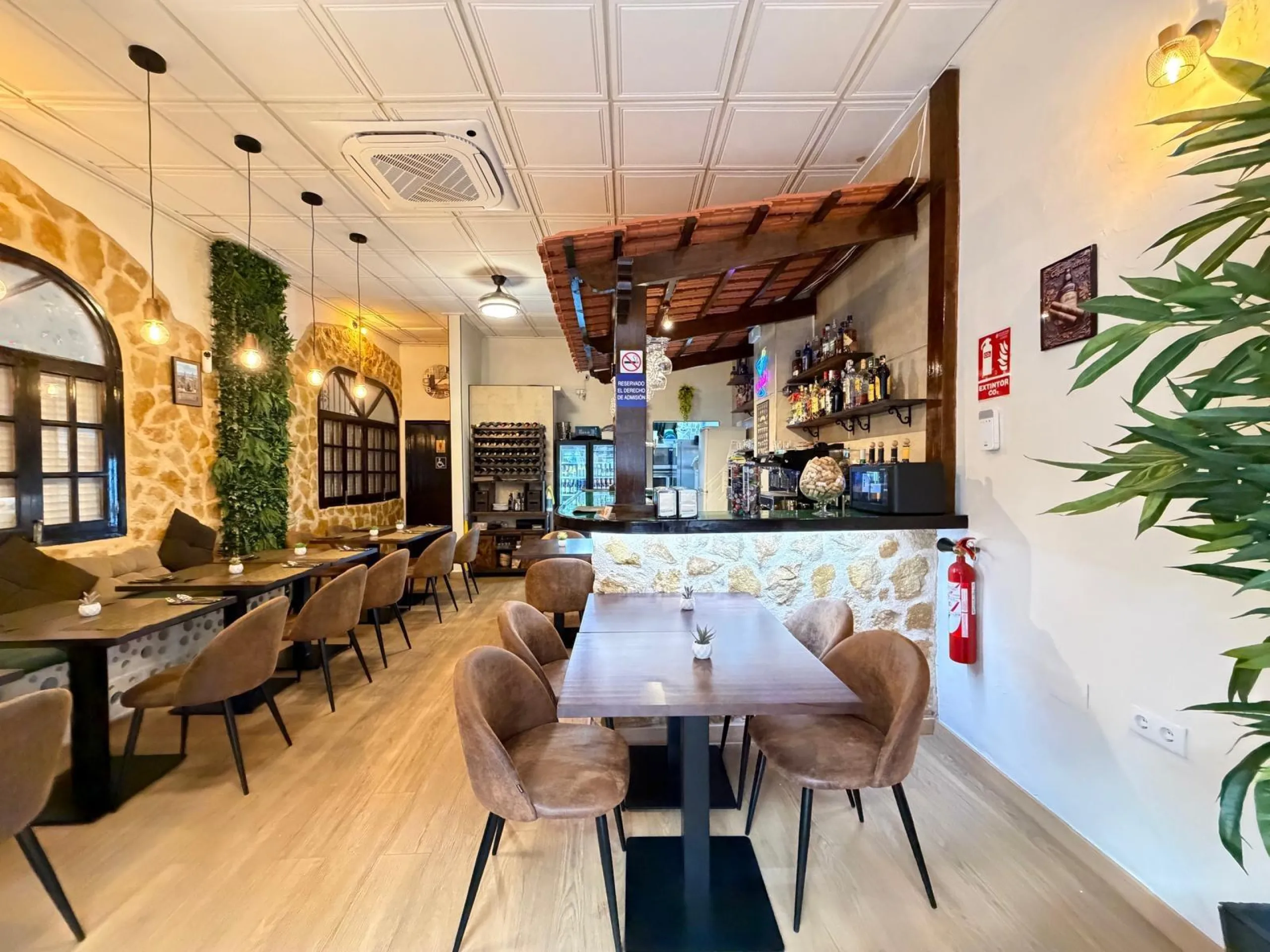 BAR-RESTAURANT FOR SALE (PROPERTY + BUSINESS) 250 METERS FROM LOS LOCOS BEACH. AREA 57 M2 + TERRACE.