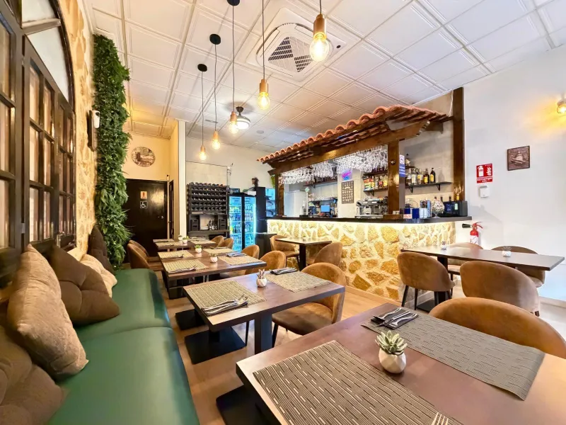 BAR-RESTAURANT FOR SALE (PROPERTY + BUSINESS) 250 METERS FROM LOS LOCOS BEACH. AREA 57 M2 + TERRACE.
