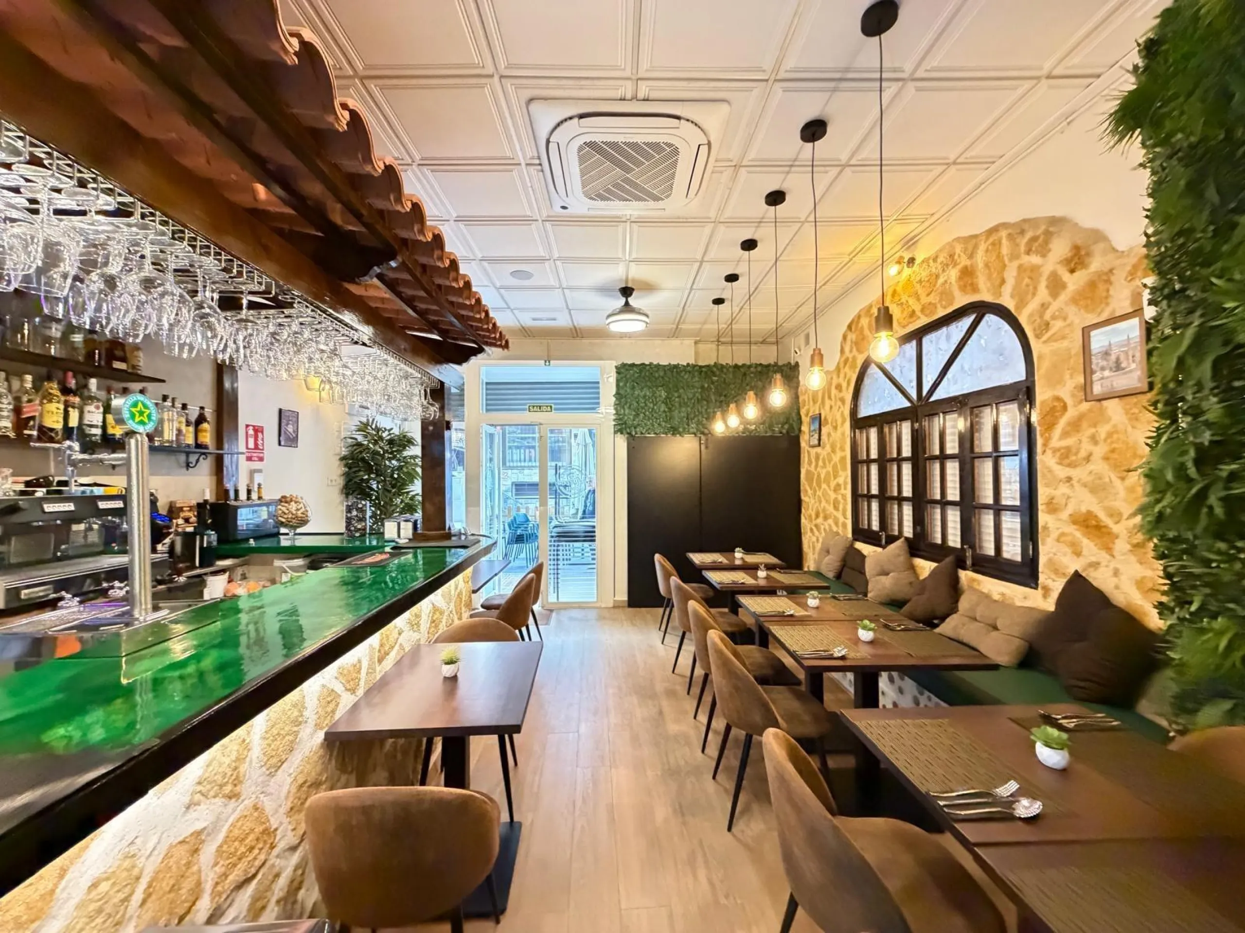 BAR-RESTAURANT FOR SALE (PROPERTY + BUSINESS) 250 METERS FROM LOS LOCOS BEACH. AREA 57 M2 + TERRACE.