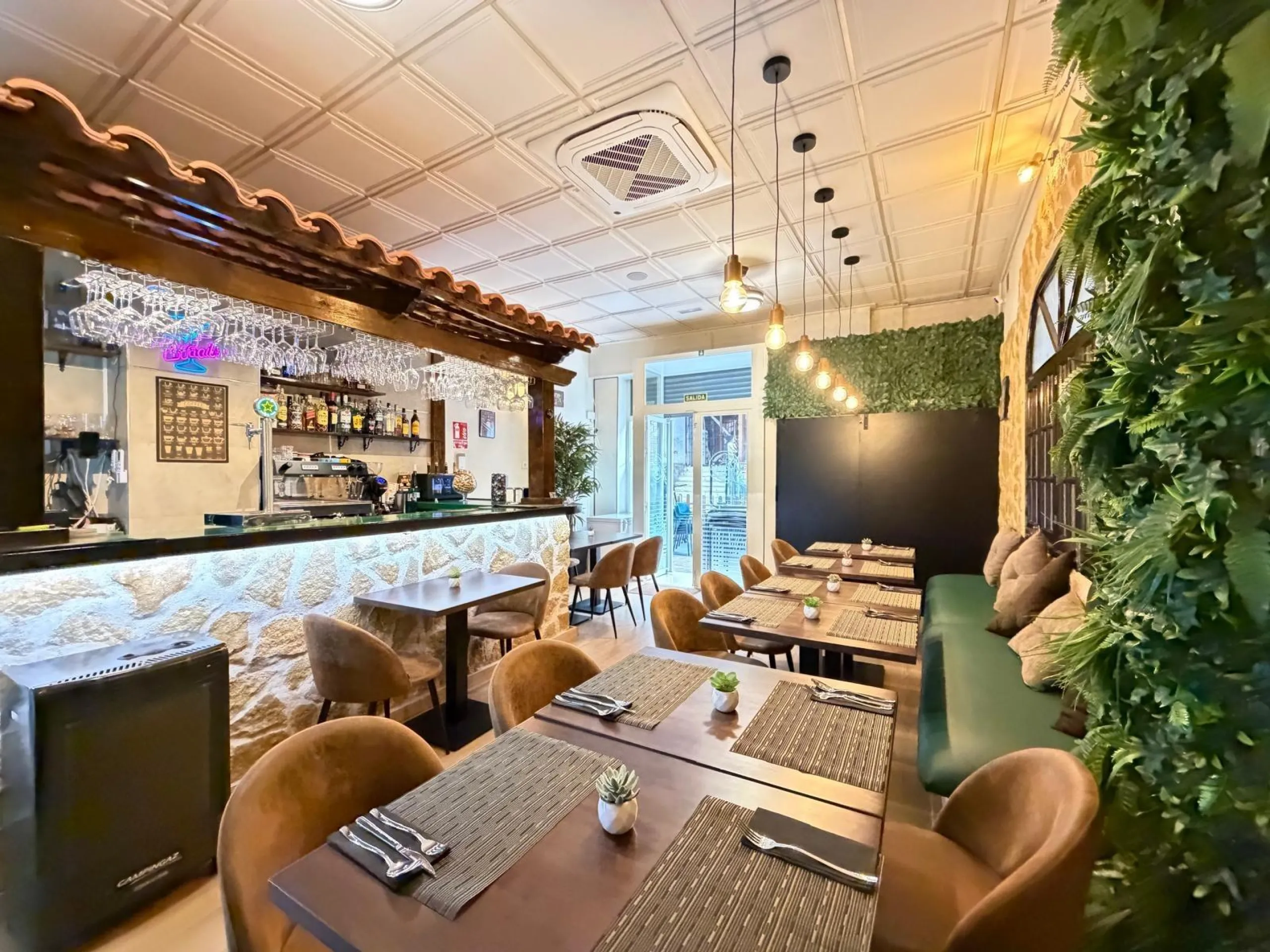 BAR-RESTAURANT FOR SALE (PROPERTY + BUSINESS) 250 METERS FROM LOS LOCOS BEACH. AREA 57 M2 + TERRACE.