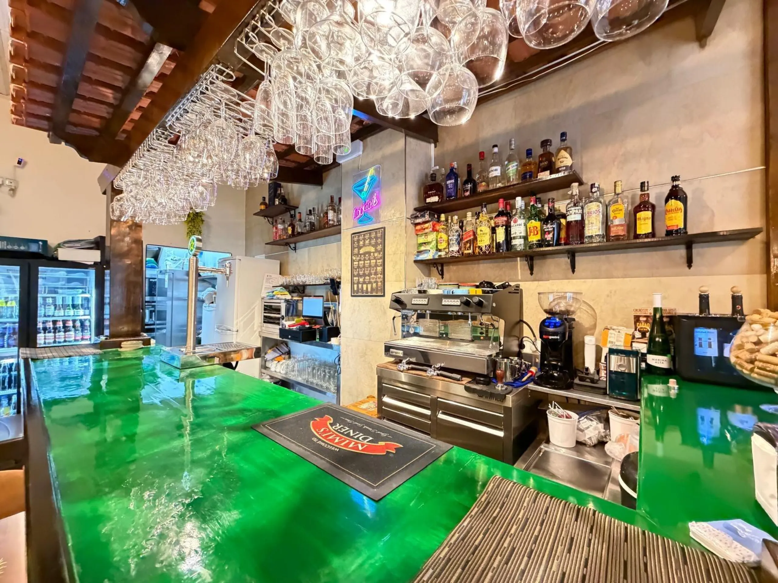 BAR-RESTAURANT FOR SALE (PROPERTY + BUSINESS) 250 METERS FROM LOS LOCOS BEACH. AREA 57 M2 + TERRACE.