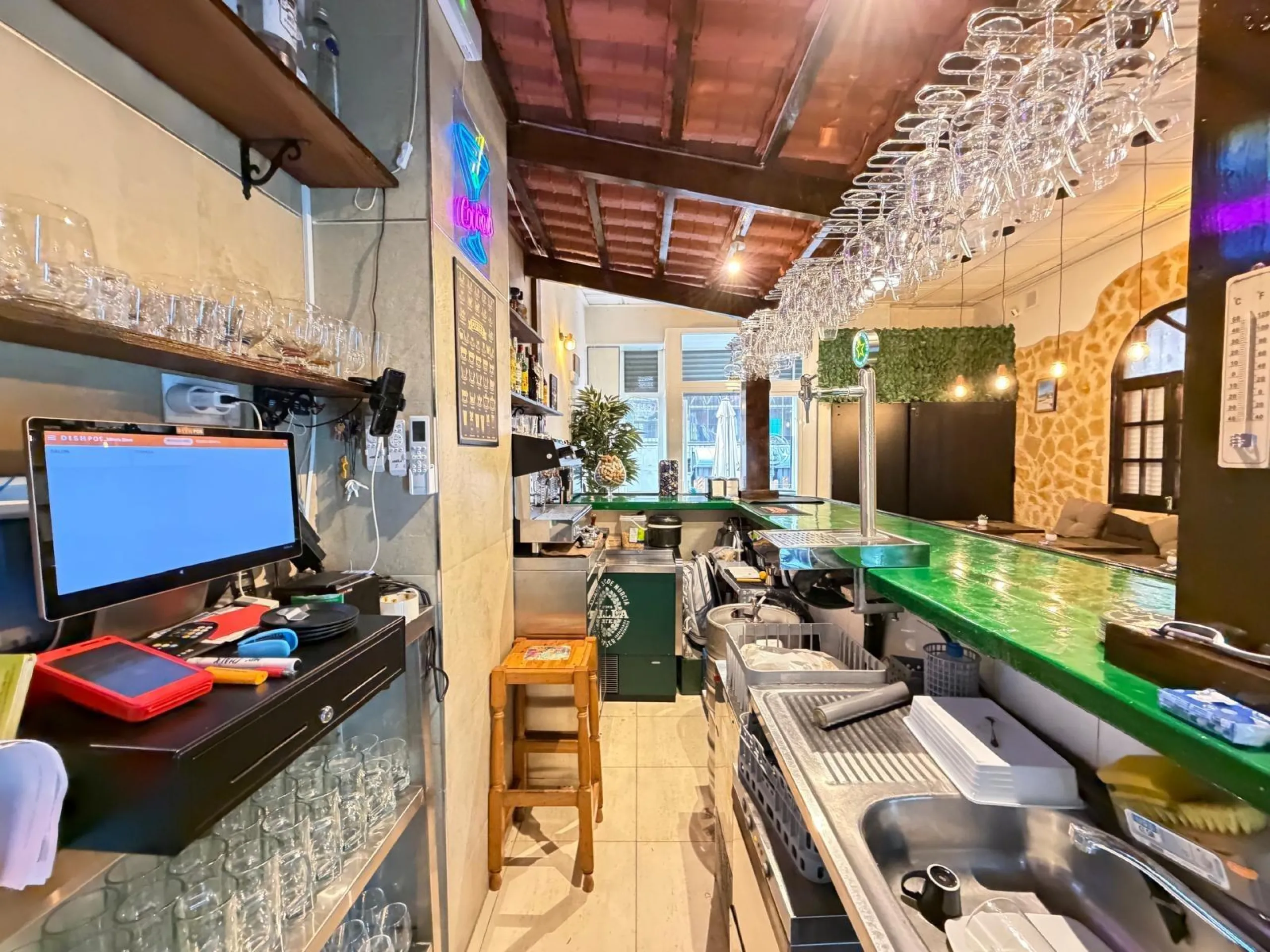 BAR-RESTAURANT FOR SALE (PROPERTY + BUSINESS) 250 METERS FROM LOS LOCOS BEACH. AREA 57 M2 + TERRACE.