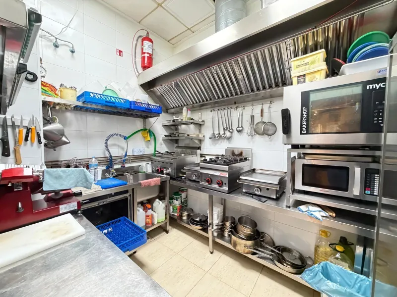 BAR-RESTAURANT FOR SALE (PROPERTY + BUSINESS) 250 METERS FROM LOS LOCOS BEACH. AREA 57 M2 + TERRACE.