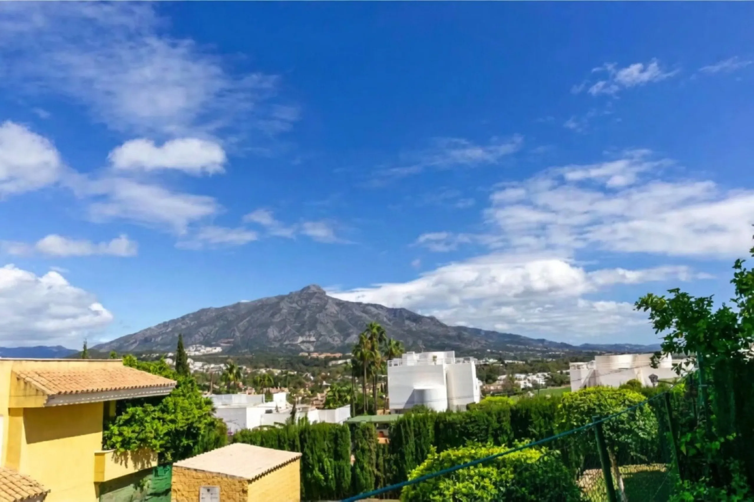 Erdgeschosswohnung mit gültiger Ferienvermietungslizenz – Las Brisas, Nueva Andalucía, Marbella
