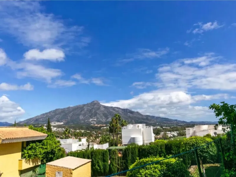 Erdgeschosswohnung mit gültiger Ferienvermietungslizenz – Las Brisas, Nueva Andalucía, Marbella