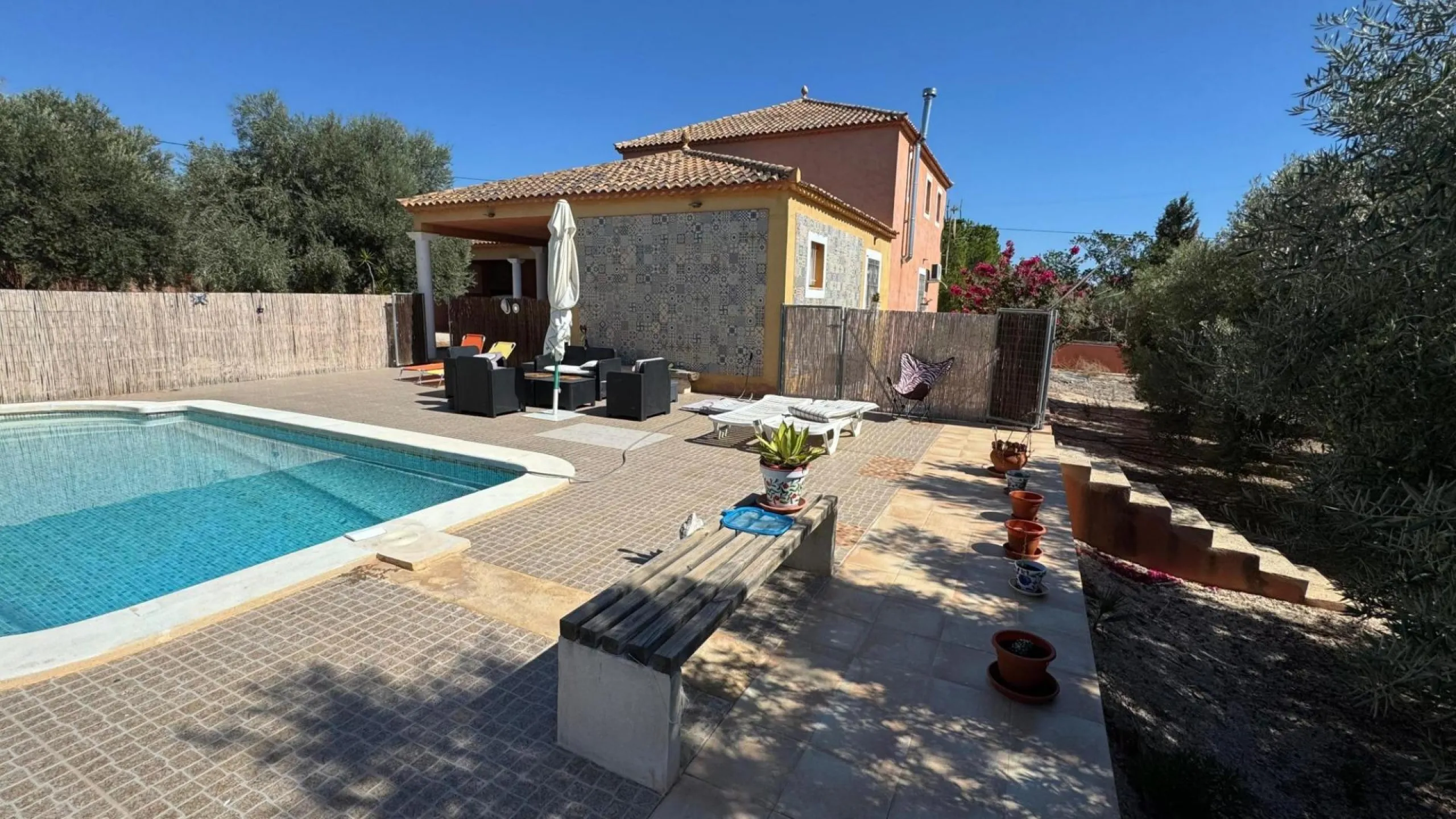 Opportunity in Albatera: Large Country House with Potential