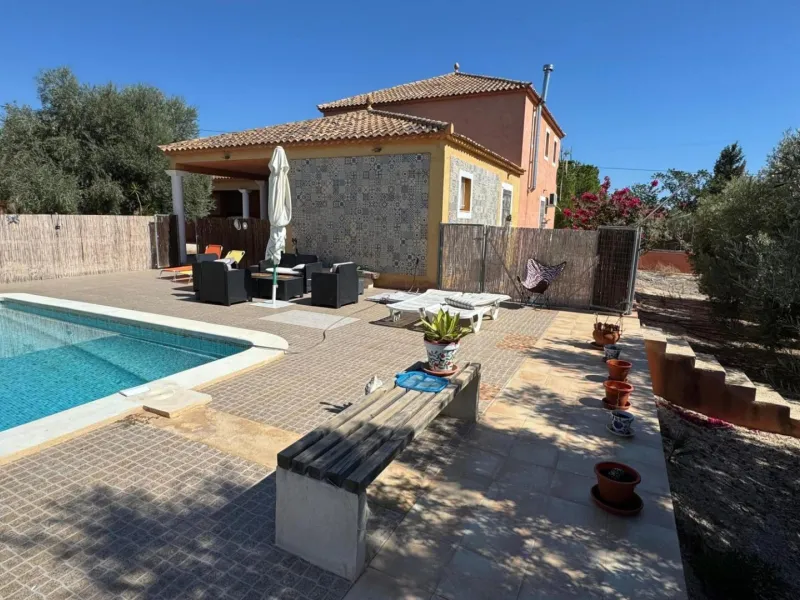 Opportunity in Albatera: Large Country House with Potential