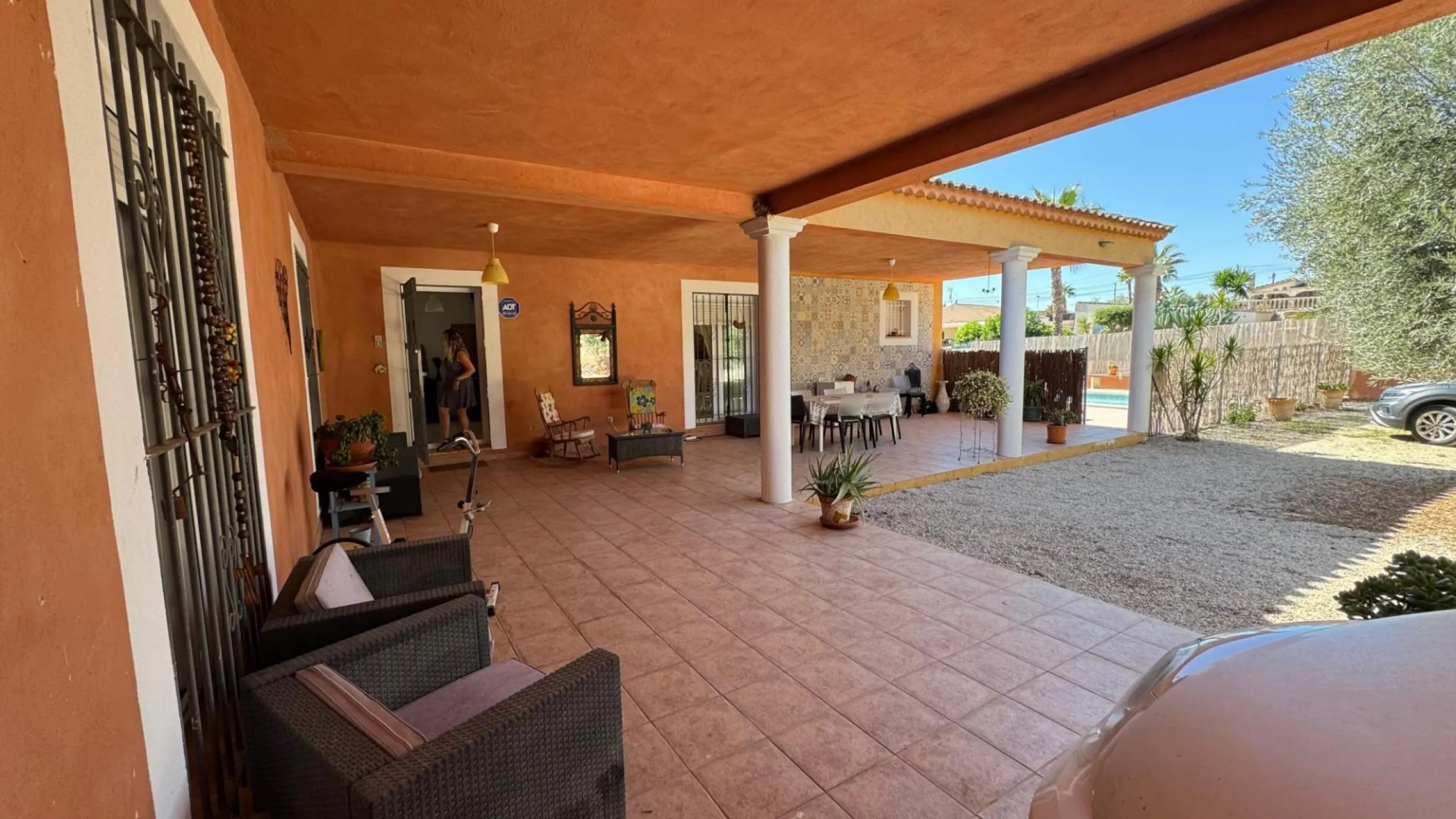 Opportunity in Albatera: Large Country House with Potential