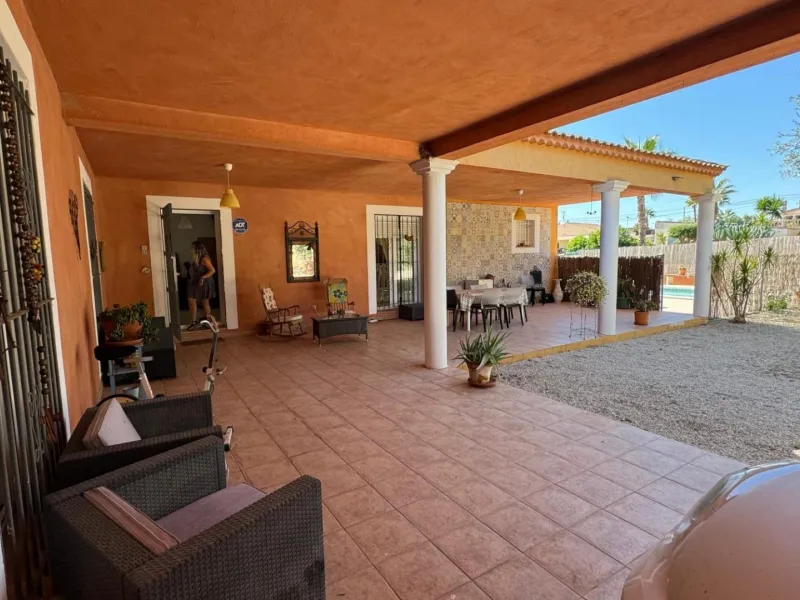 Opportunity in Albatera: Large Country House with Potential