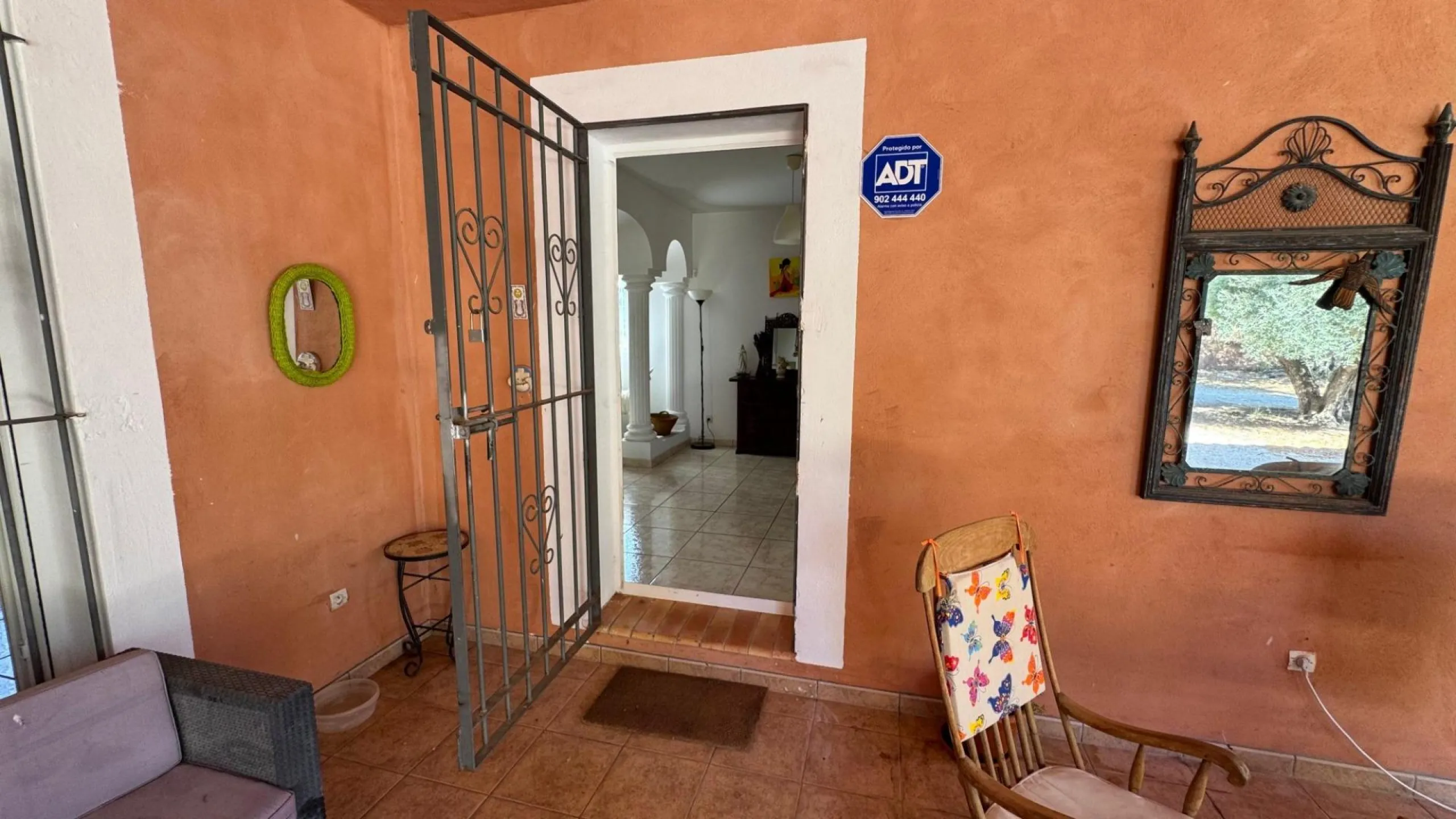 Opportunity in Albatera: Large Country House with Potential