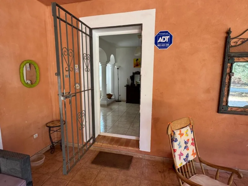 Opportunity in Albatera: Large Country House with Potential