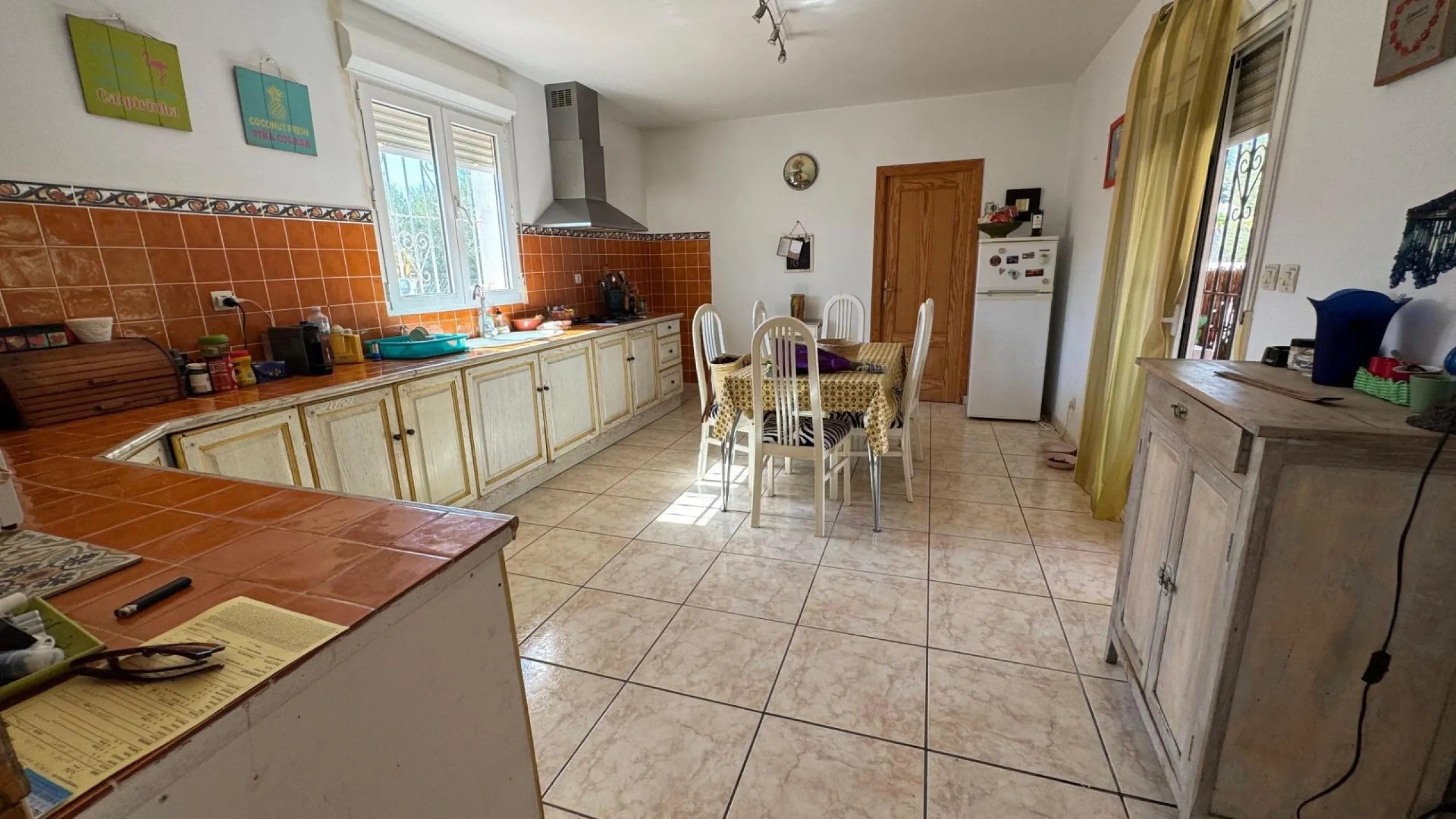 Opportunity in Albatera: Large Country House with Potential