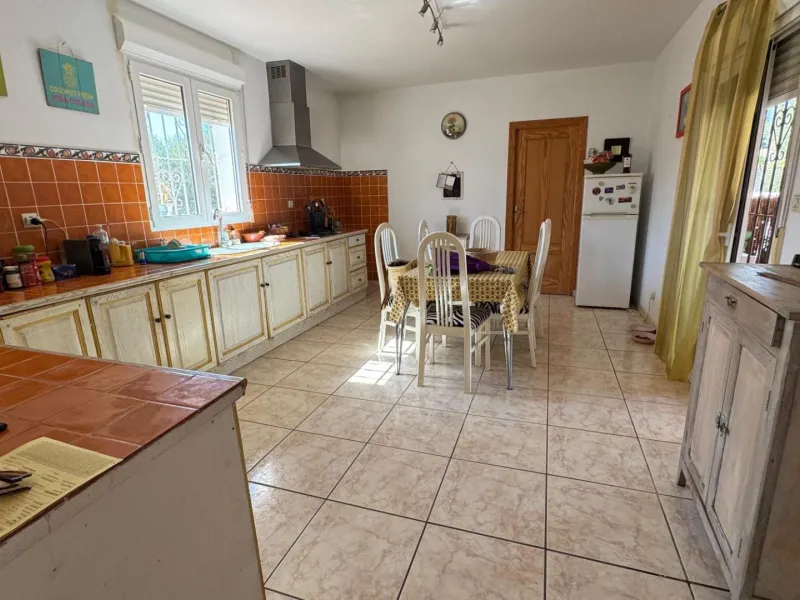 Opportunity in Albatera: Large Country House with Potential