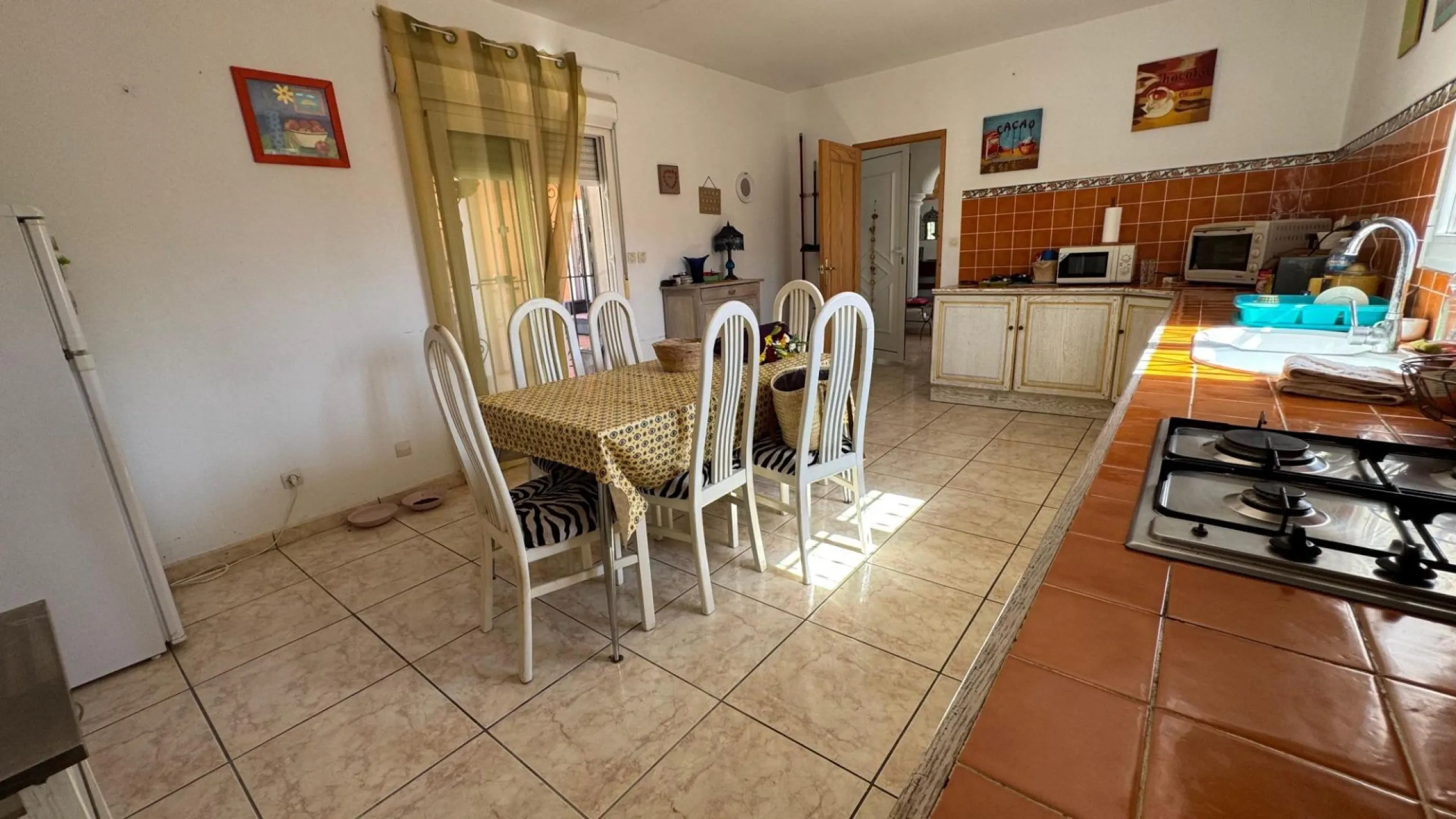 Opportunity in Albatera: Large Country House with Potential