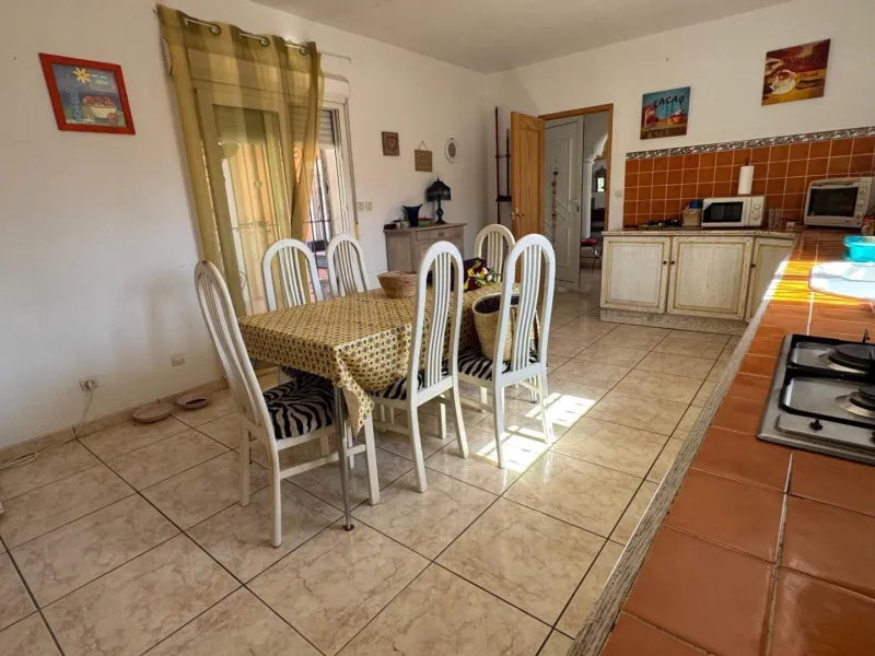 Opportunity in Albatera: Large Country House with Potential