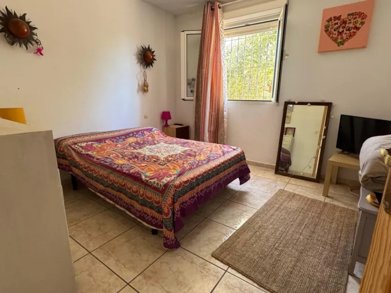 Opportunity in Albatera: Large Country House with Potential