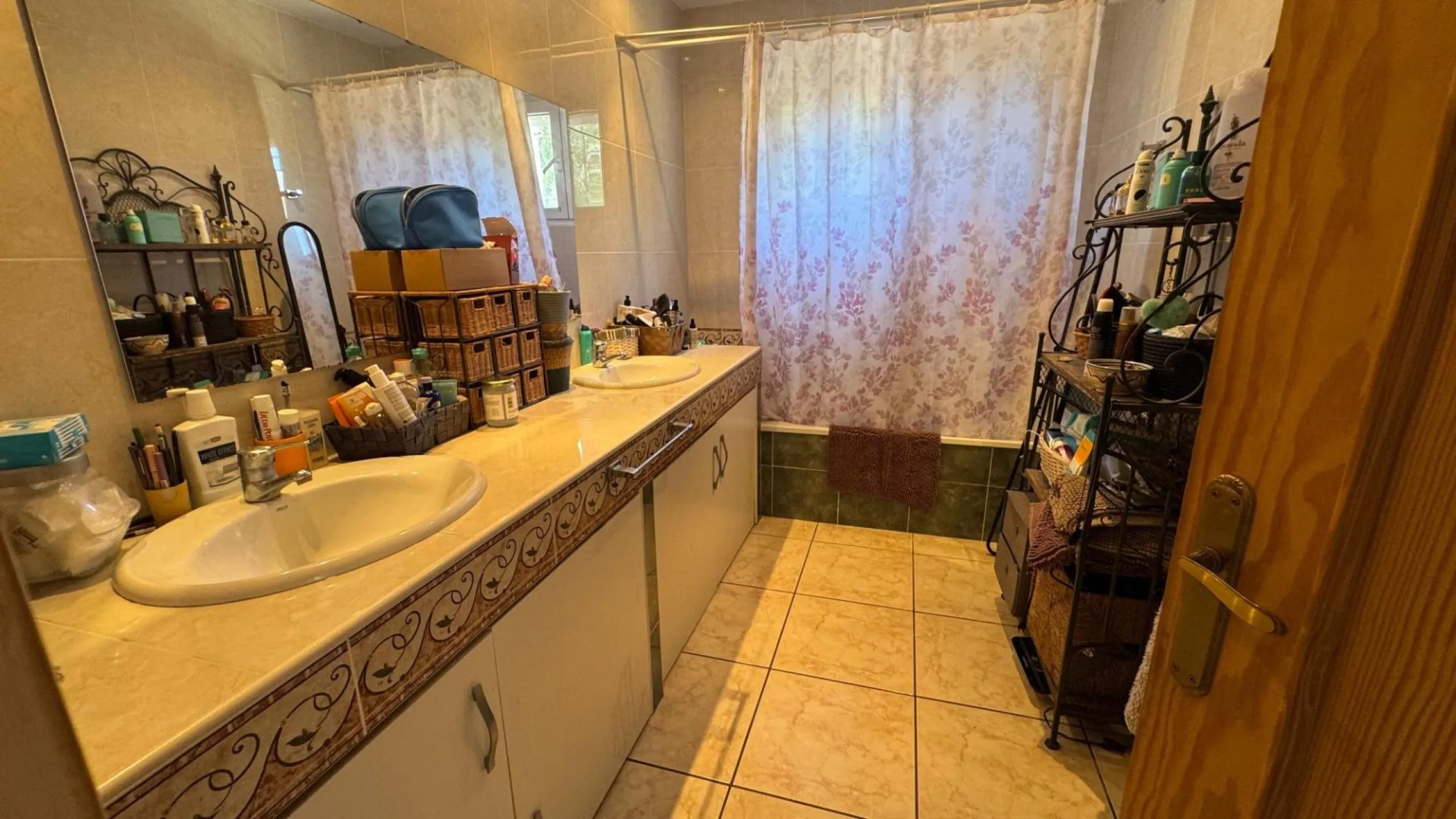 Opportunity in Albatera: Large Country House with Potential