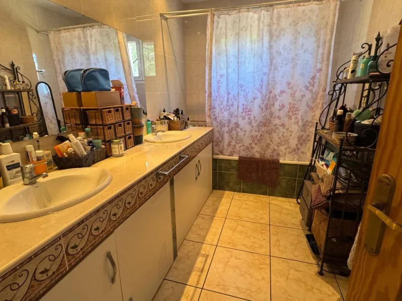Opportunity in Albatera: Large Country House with Potential