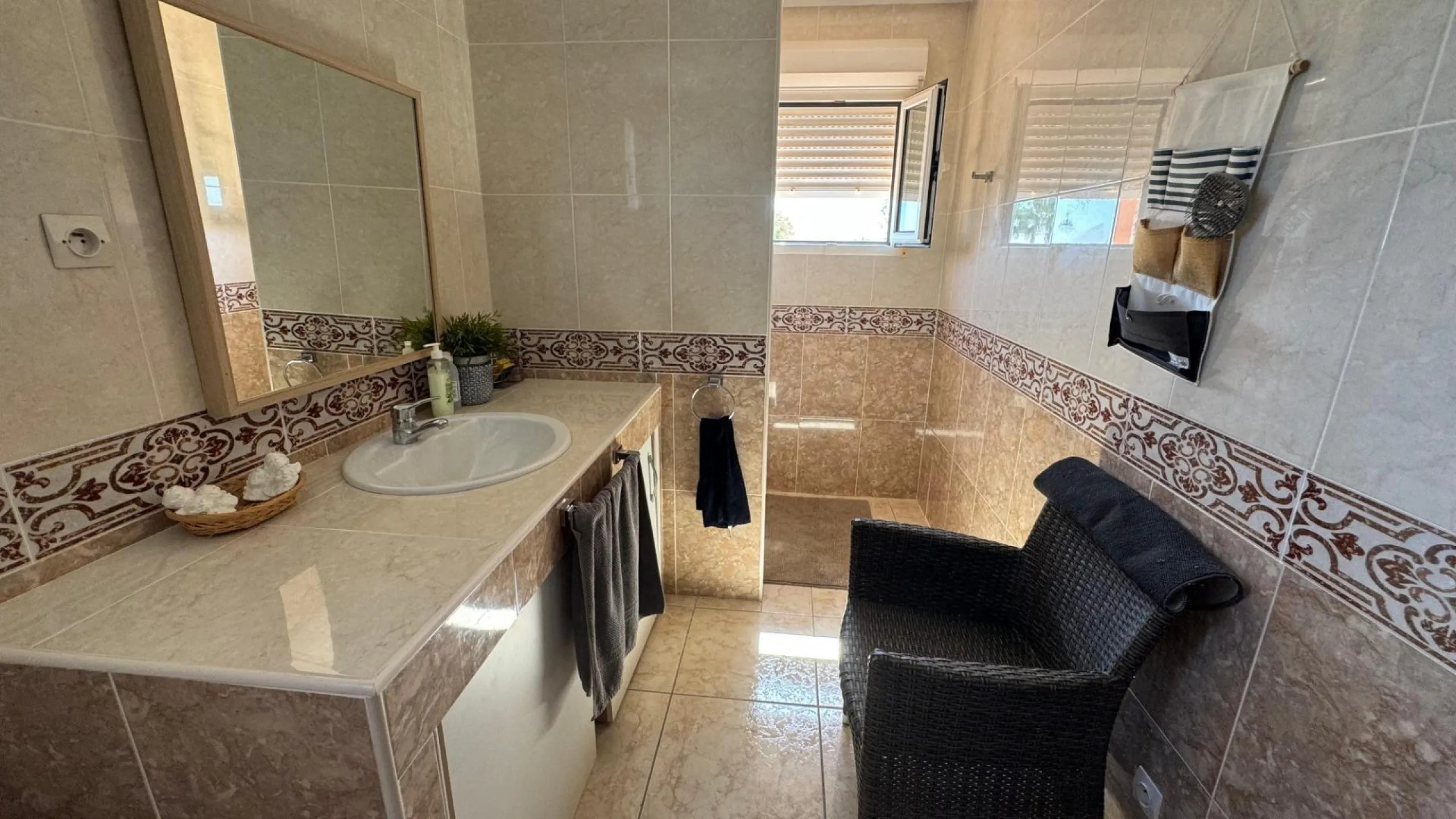 Opportunity in Albatera: Large Country House with Potential
