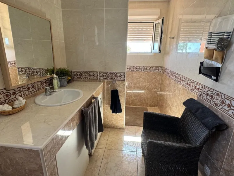 Opportunity in Albatera: Large Country House with Potential