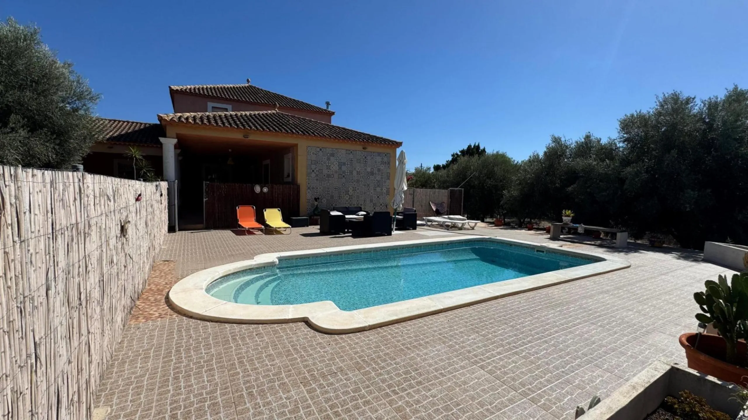 Opportunity in Albatera: Large Country House with Potential
