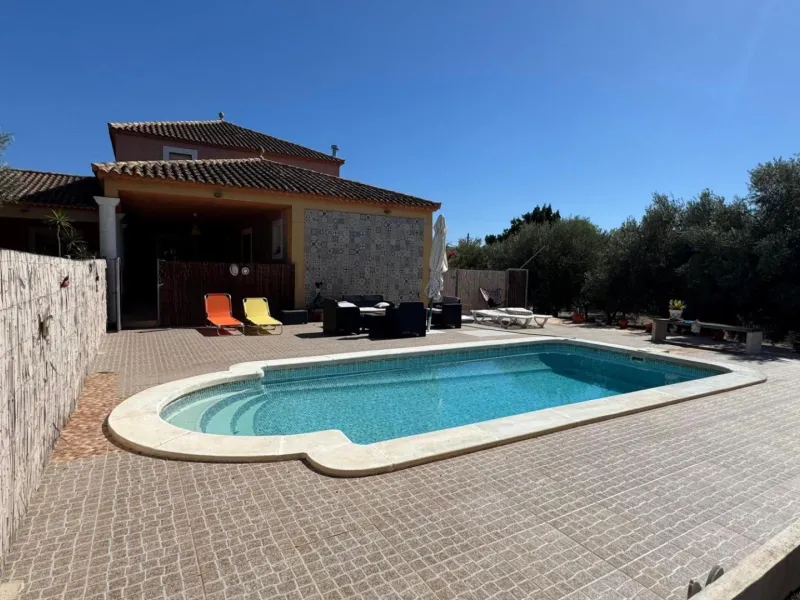 Opportunity in Albatera: Large Country House with Potential