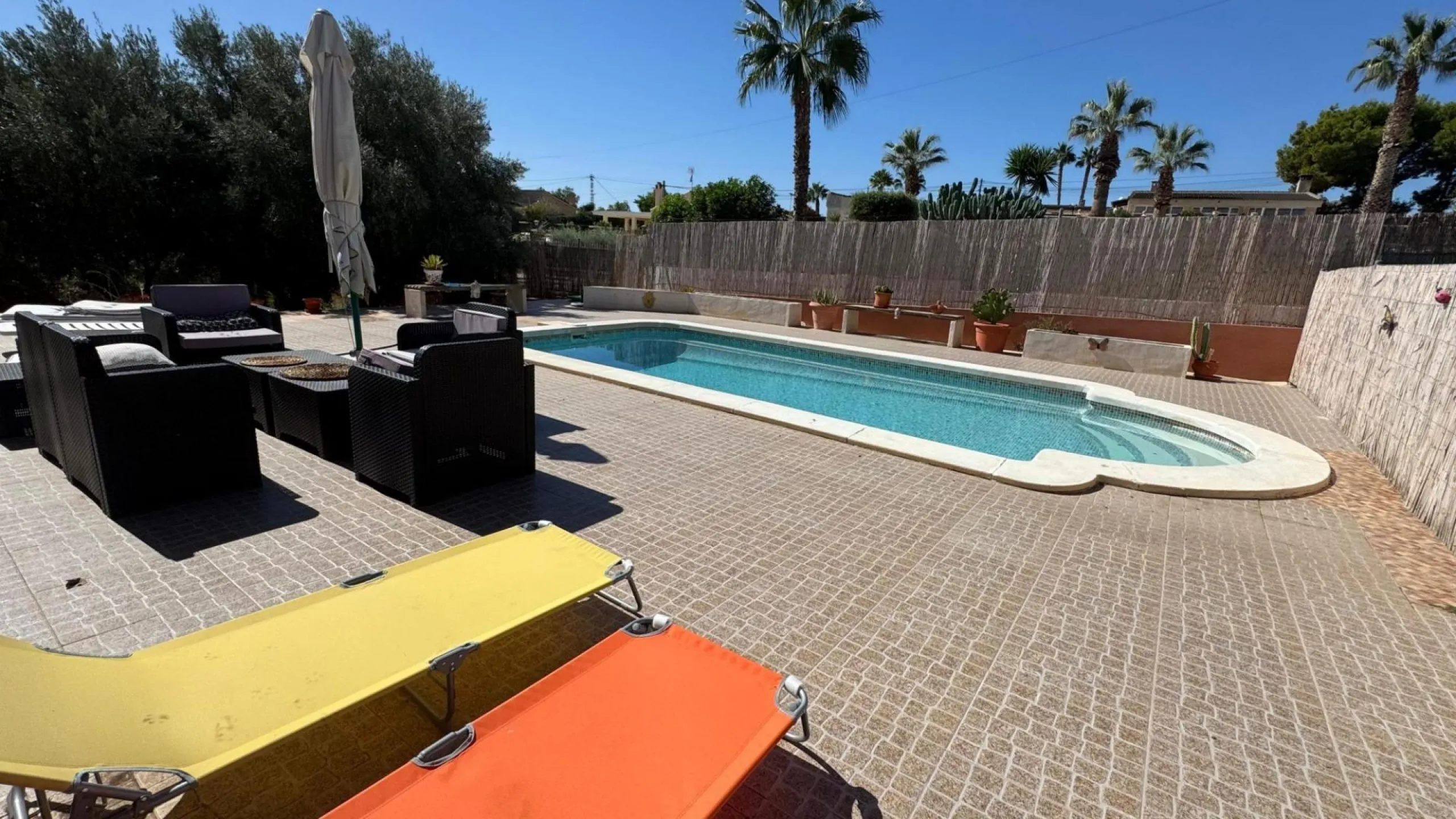 Opportunity in Albatera: Large Country House with Potential