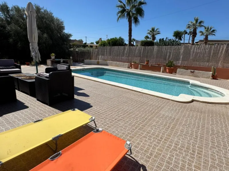 Opportunity in Albatera: Large Country House with Potential
