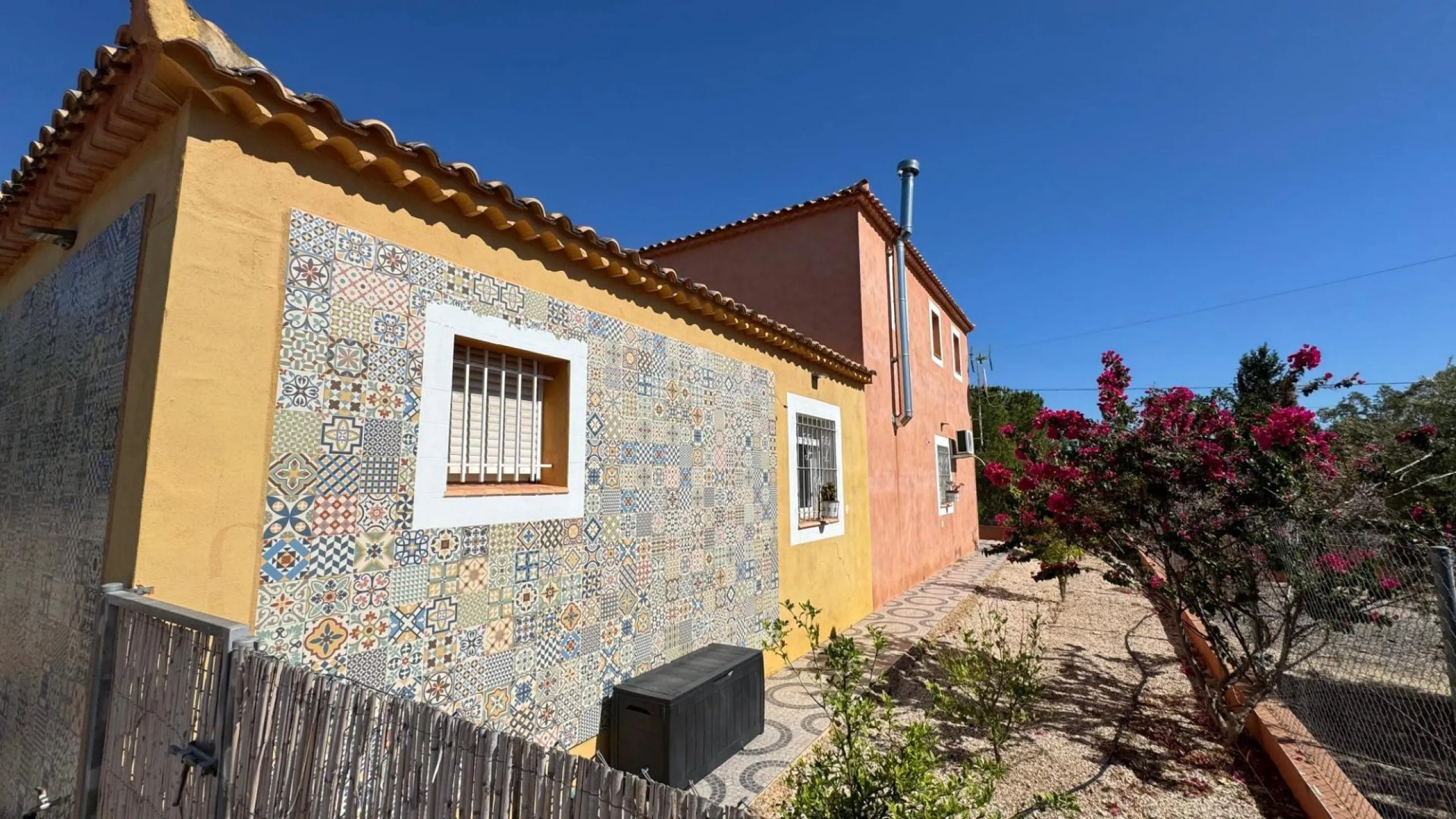 Opportunity in Albatera: Large Country House with Potential