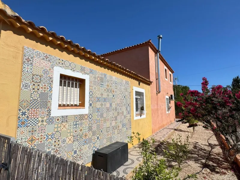 Opportunity in Albatera: Large Country House with Potential