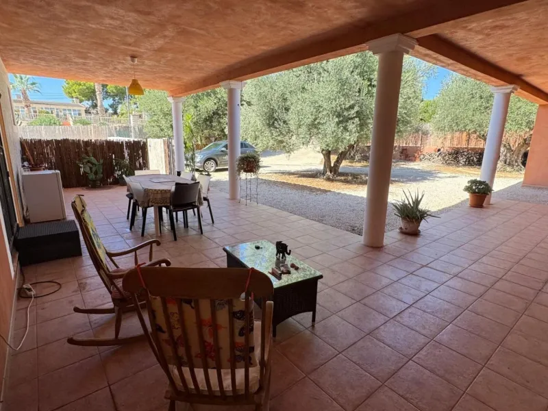 Opportunity in Albatera: Large Country House with Potential