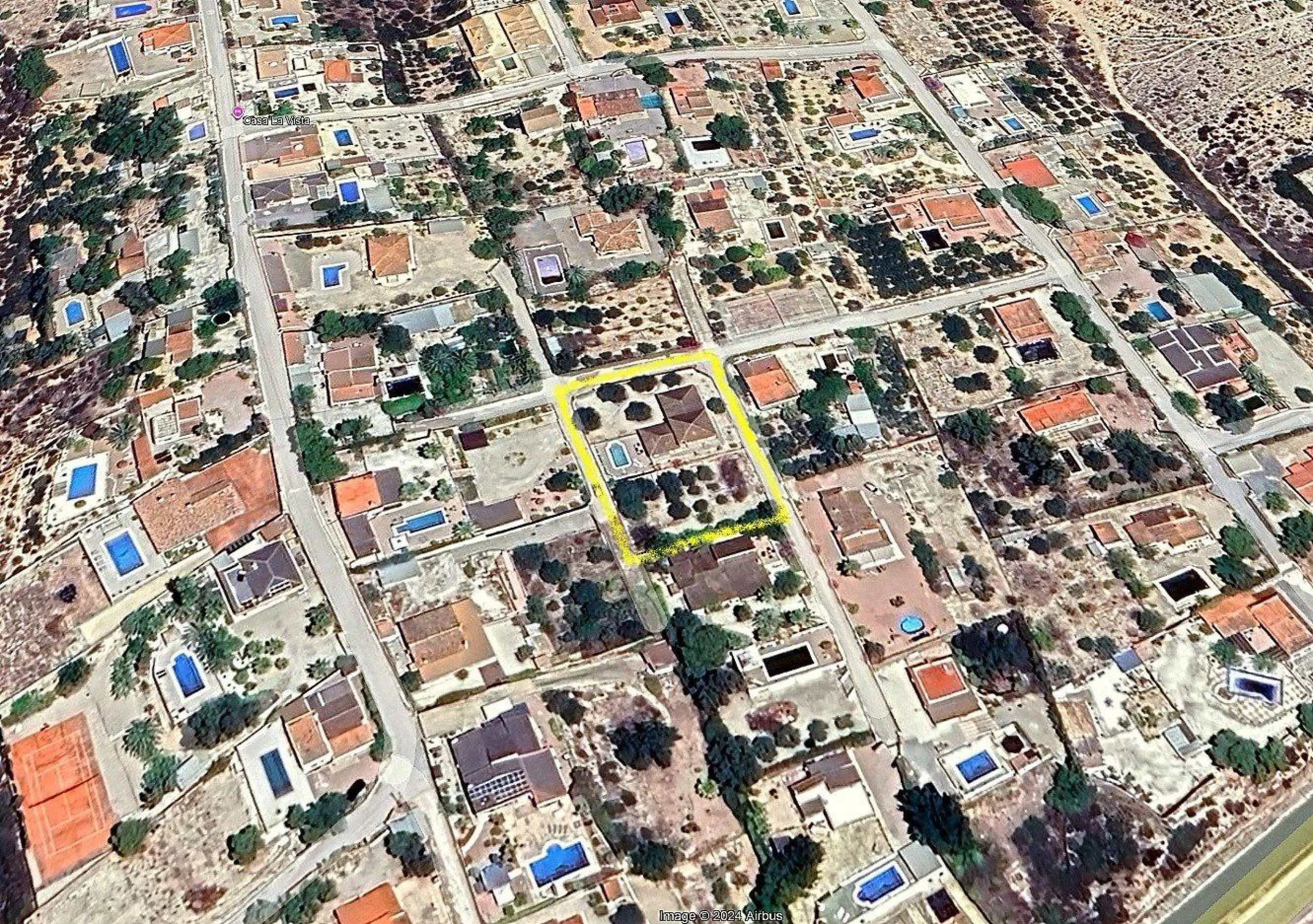 Opportunity in Albatera: Large Country House with Potential