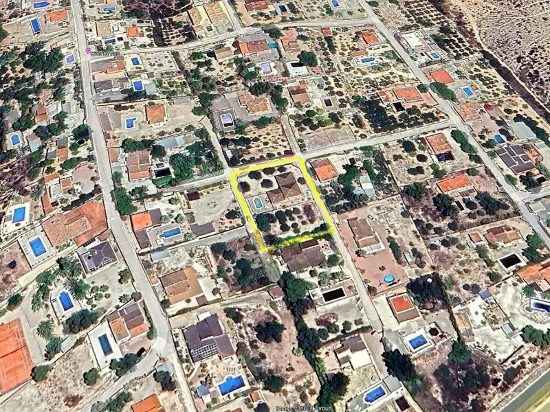 Opportunity in Albatera: Large Country House with Potential