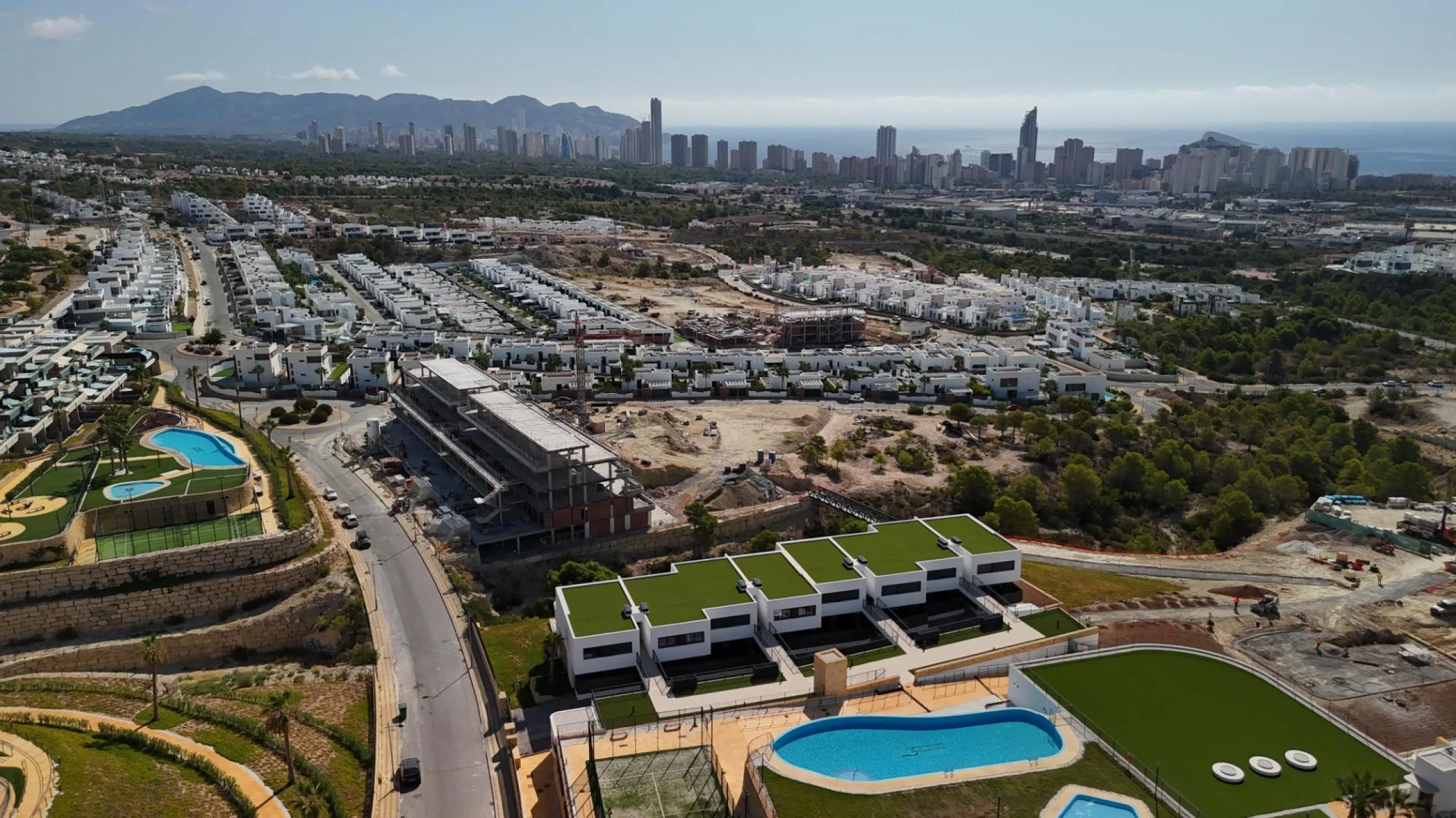 🌿✨ Espectacular dúplex moderno en Camporrosso Village – amplitud, vistas y estilo de vida premium ✨🌿