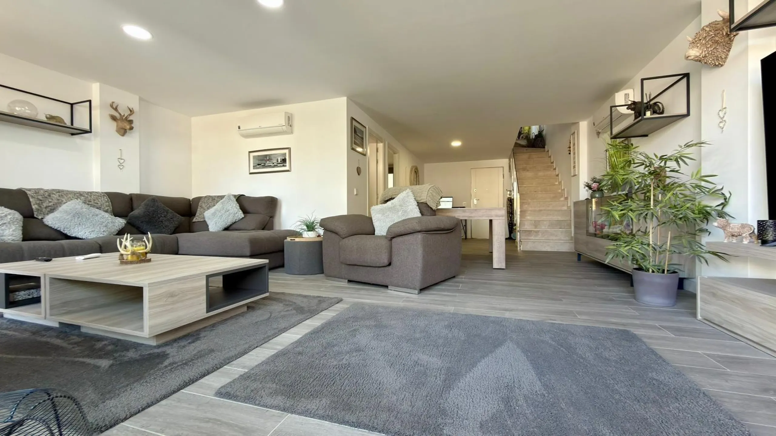 🌿✨ Espectacular dúplex moderno en Camporrosso Village – amplitud, vistas y estilo de vida premium ✨🌿