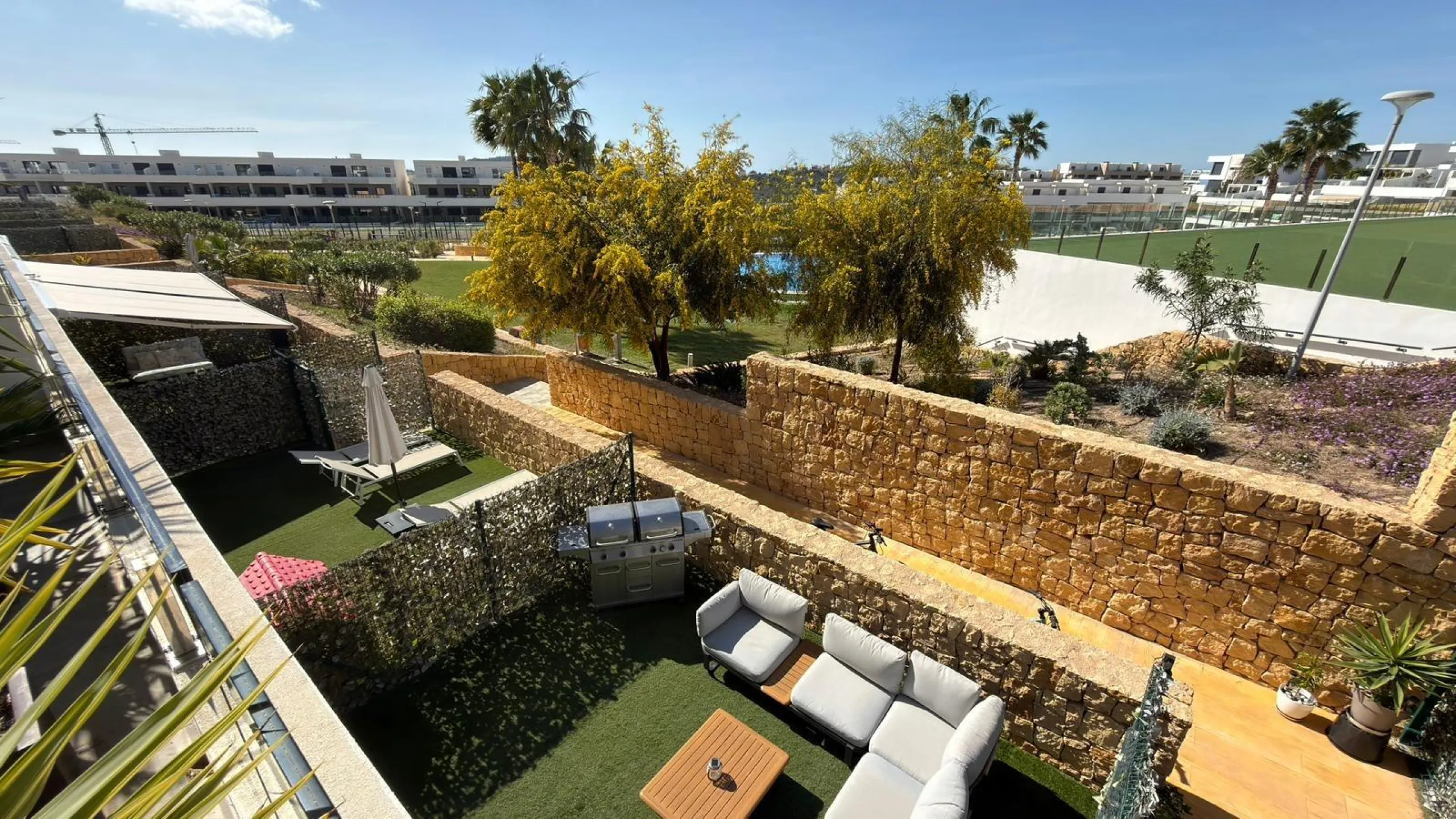 🌿✨ Espectacular dúplex moderno en Camporrosso Village – amplitud, vistas y estilo de vida premium ✨🌿