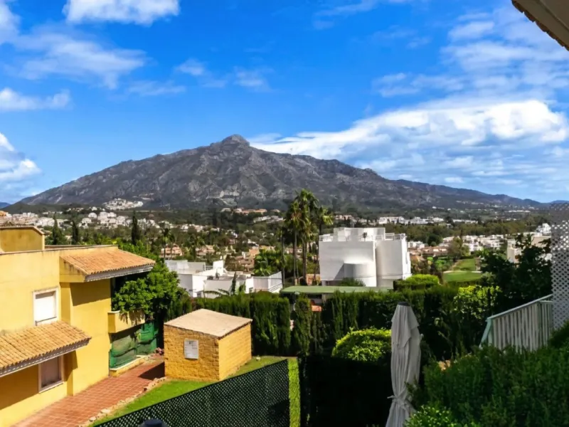 Erdgeschosswohnung mit gültiger Ferienvermietungslizenz – Las Brisas, Nueva Andalucía, Marbella