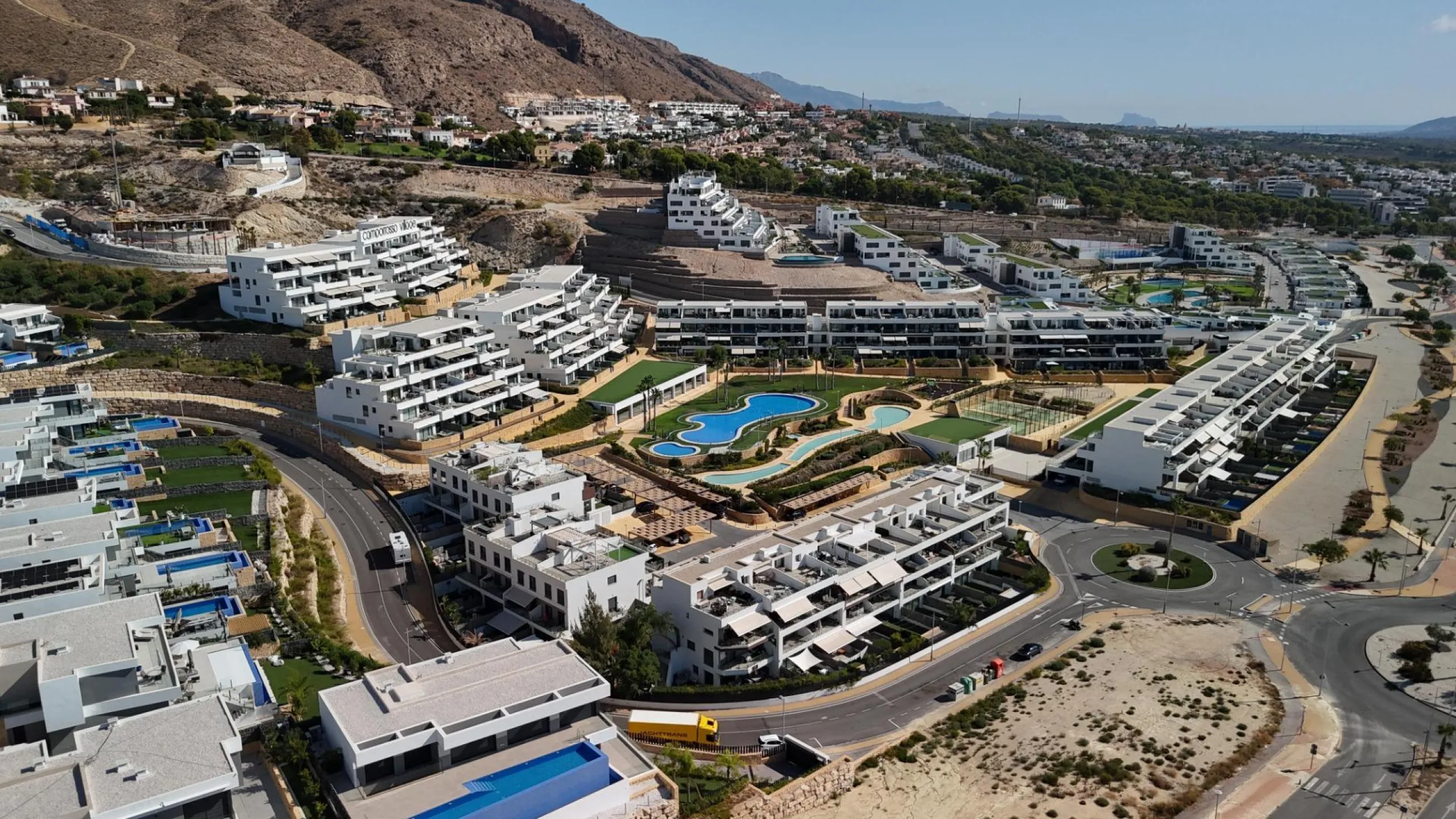 🌿✨ Espectacular dúplex moderno en Camporrosso Village – amplitud, vistas y estilo de vida premium ✨🌿