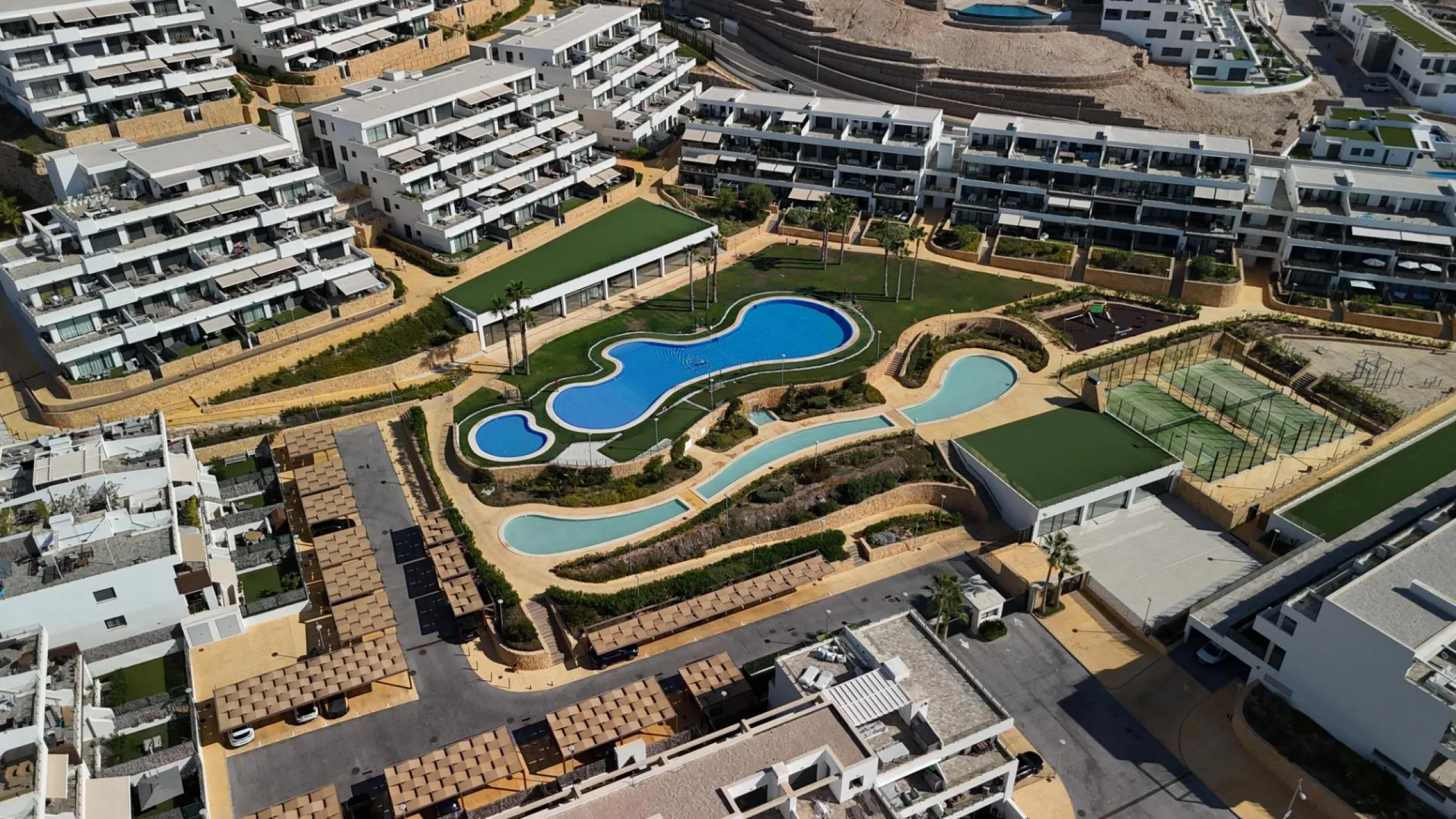 🌿✨ Espectacular dúplex moderno en Camporrosso Village – amplitud, vistas y estilo de vida premium ✨🌿