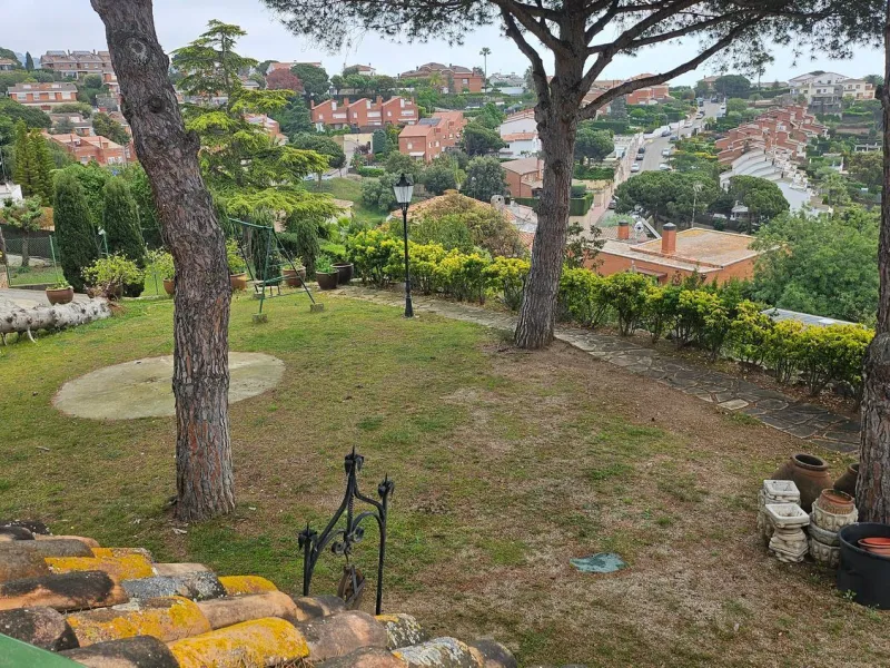 Development plot with residential investment potential in Teia, Barcelona