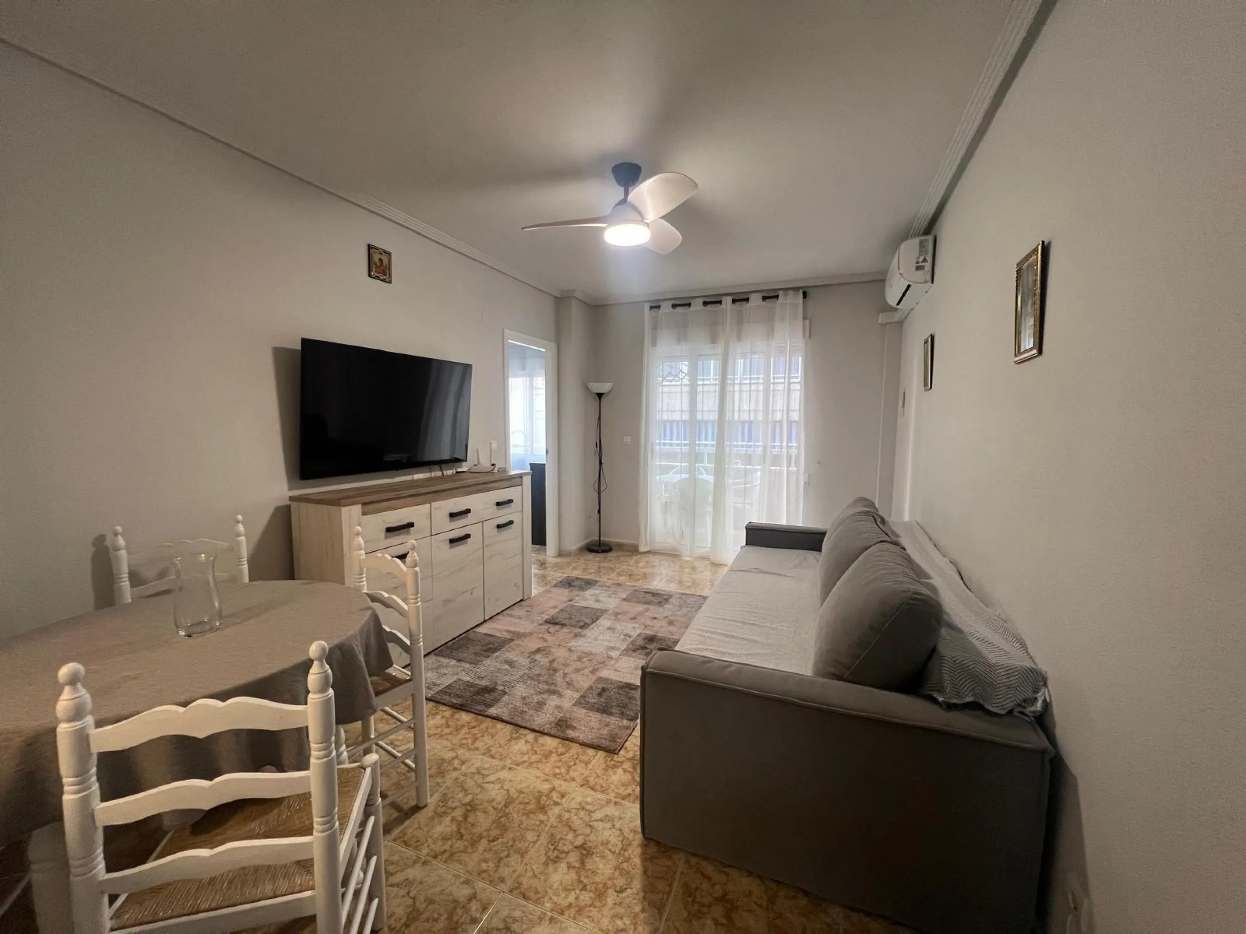 APARTAMENTO DE 2 HAB Y 1 BAÑO CON TERRAZA EN EL CENTRO DE TORREVIEJA