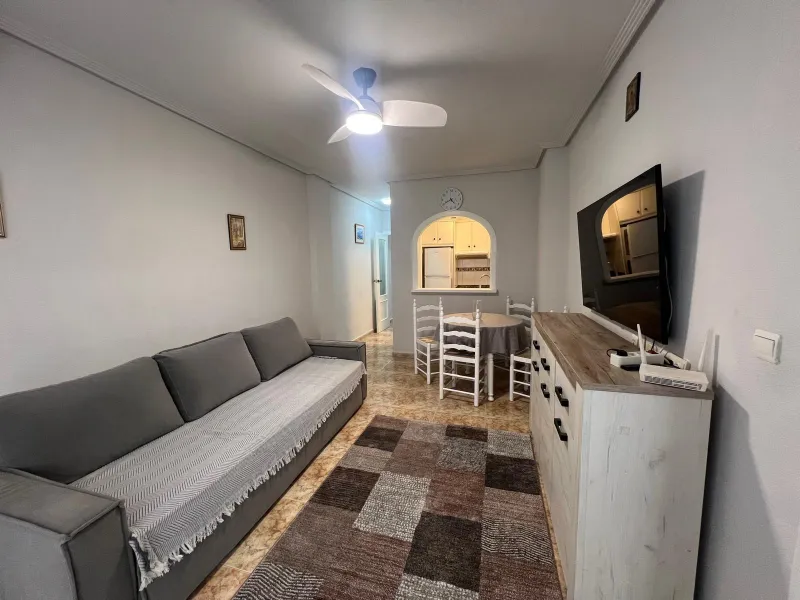 APARTAMENTO DE 2 HAB Y 1 BAÑO CON TERRAZA EN EL CENTRO DE TORREVIEJA
