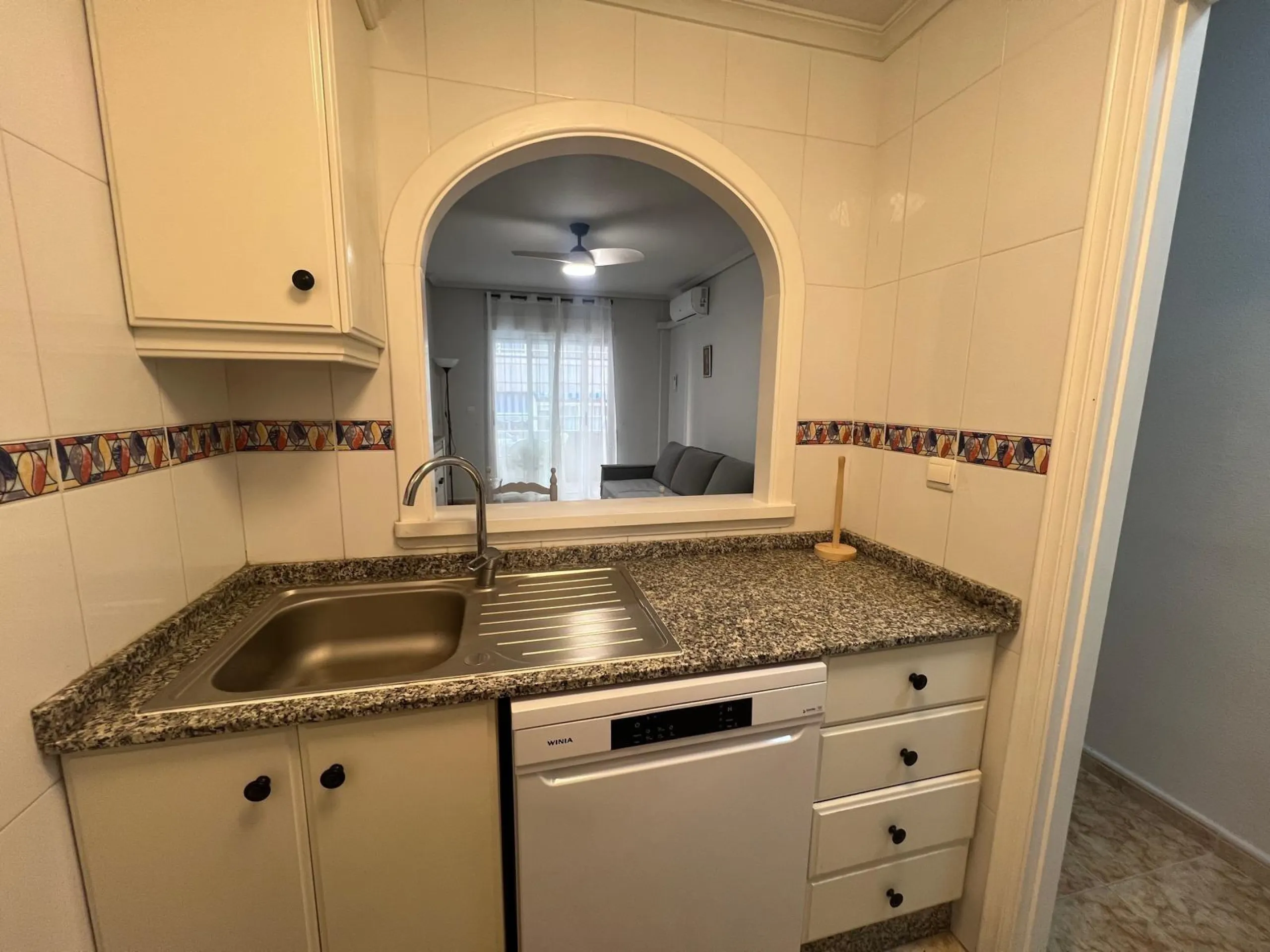 APARTAMENTO DE 2 HAB Y 1 BAÑO CON TERRAZA EN EL CENTRO DE TORREVIEJA