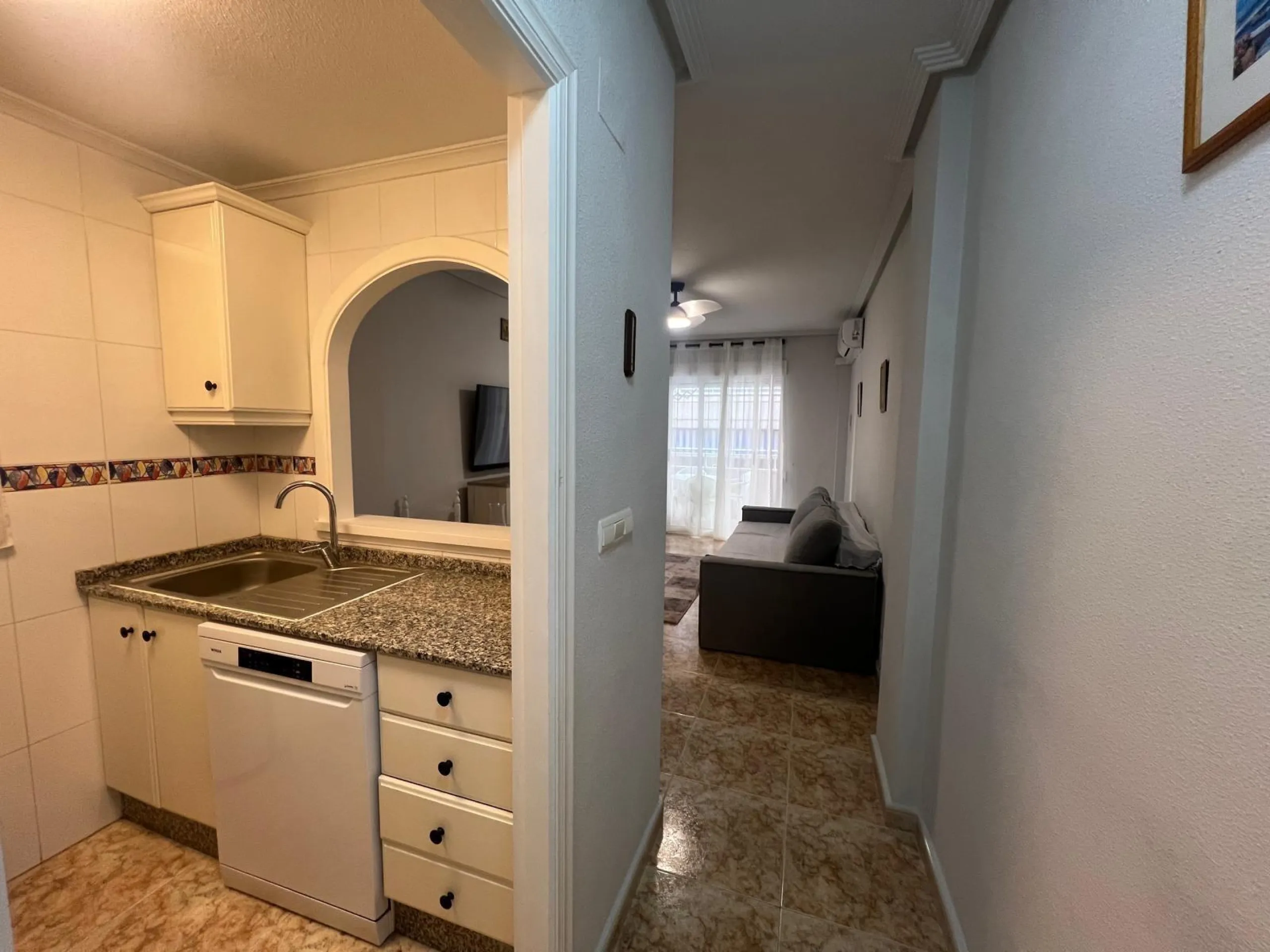 APARTAMENTO DE 2 HAB Y 1 BAÑO CON TERRAZA EN EL CENTRO DE TORREVIEJA