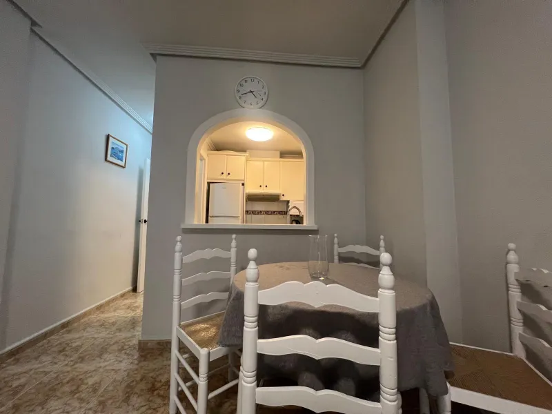 APARTAMENTO DE 2 HAB Y 1 BAÑO CON TERRAZA EN EL CENTRO DE TORREVIEJA