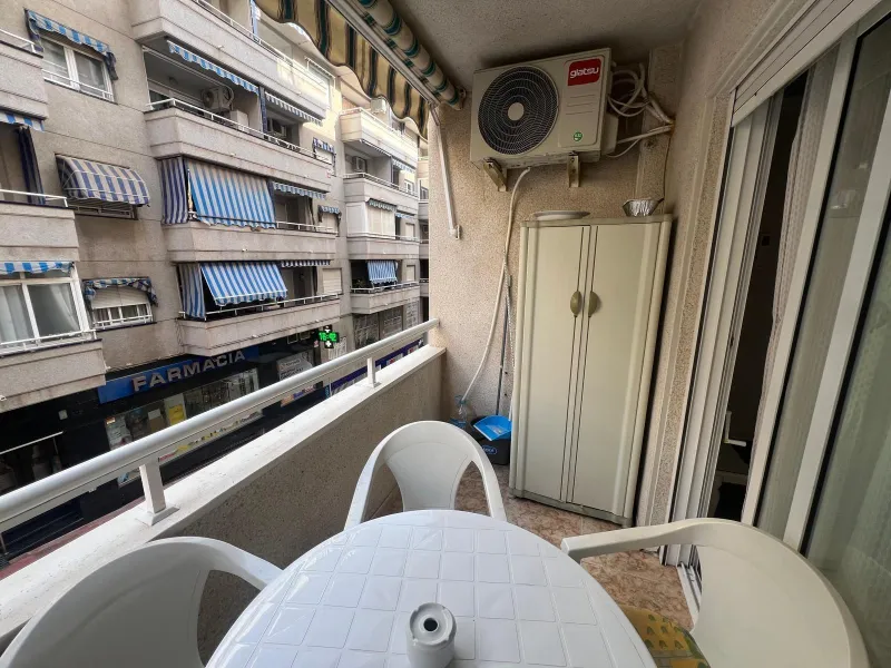 APARTAMENTO DE 2 HAB Y 1 BAÑO CON TERRAZA EN EL CENTRO DE TORREVIEJA