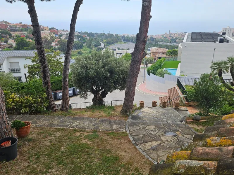 Development plot with residential investment potential in Teia, Barcelona