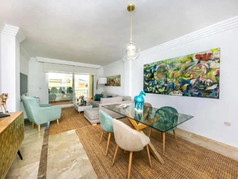Erdgeschosswohnung mit gültiger Ferienvermietungslizenz – Las Brisas, Nueva Andalucía, Marbella