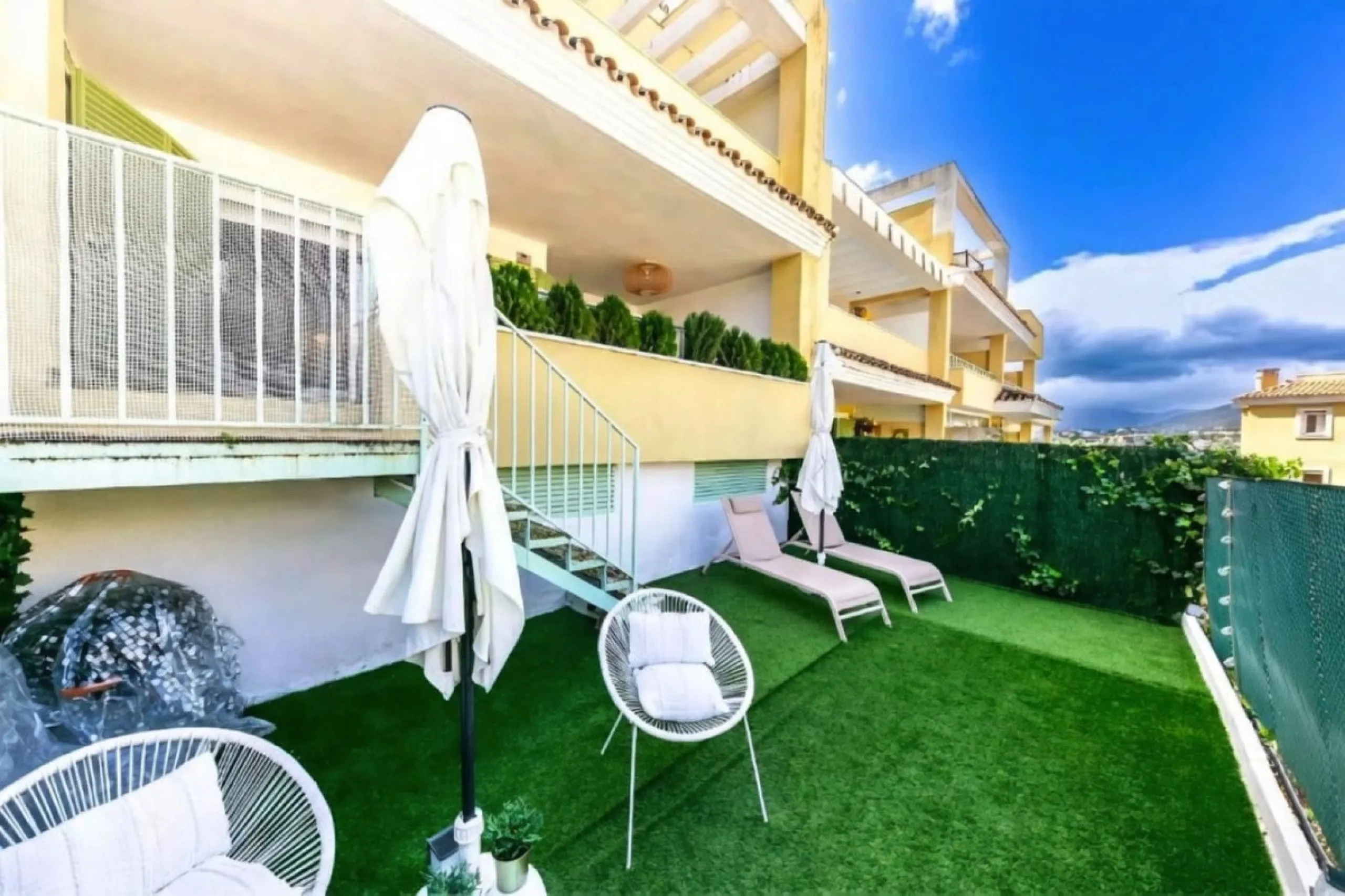 Erdgeschosswohnung mit gültiger Ferienvermietungslizenz – Las Brisas, Nueva Andalucía, Marbella