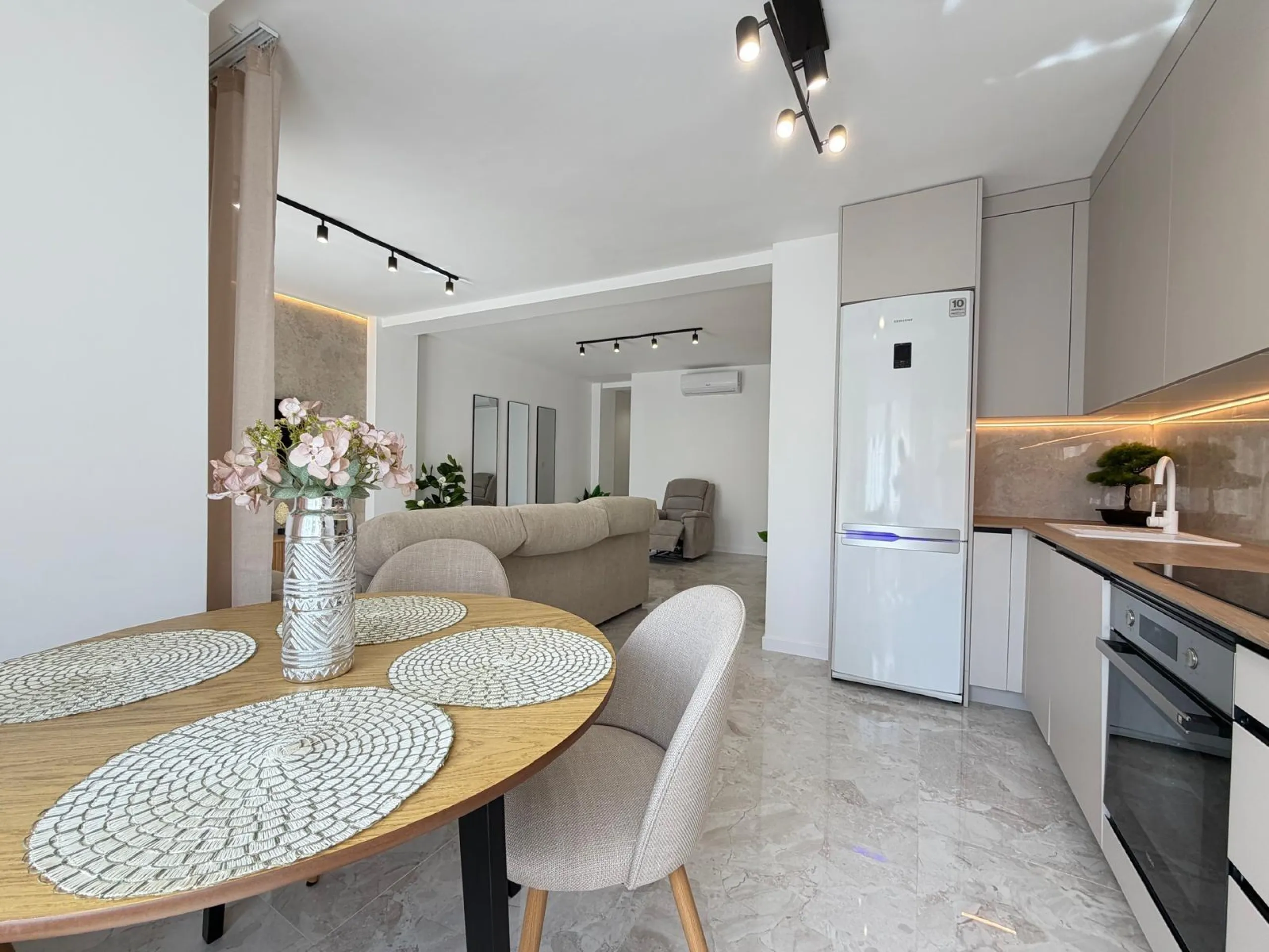 TOTALLY REFORMED PENTHOUSE 250 METERS FROM PLAYA DEL CURA. 3 BEDROOMS. 1 BATHROOM. SURFACE 92 M2. STORAGE ROOM INCLUDED.